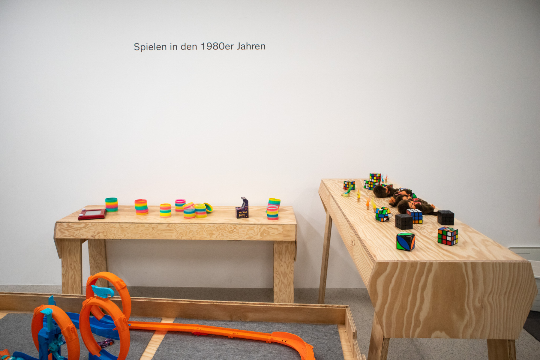 Z výstavy Nie endgültig! Das Museum im Wandel – časť venovaná hrám a hračkám z 80. rokov 20. storočia, 2026, MUMOK, Viedeň. (foto: KUNSTARTUM)
