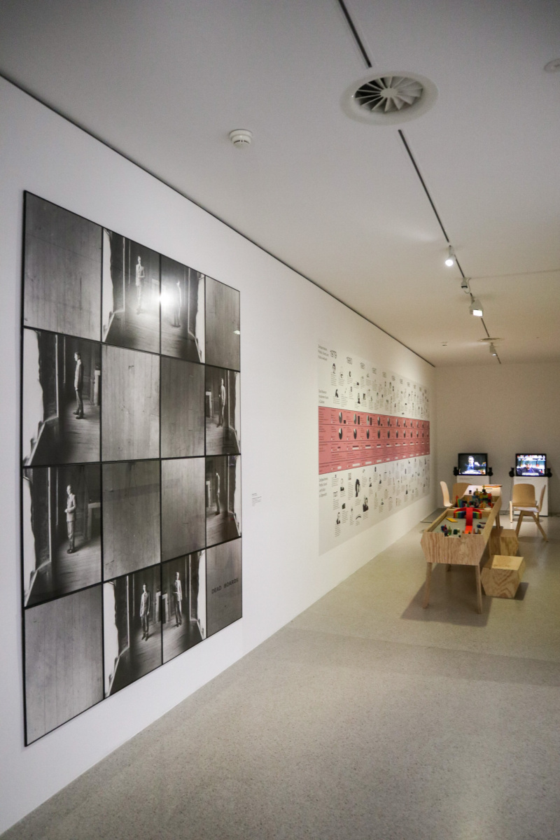 Časť výstavy Nie endgültig! Das Museum im Wandel, kde boli graficky znázornené štatistiky Múzea moderného umenia od roku 1979–1989 v porovnaní so svetovým a rakúskym politickým a kultúrnym dianím. (foto: KUNSTARTUM)
