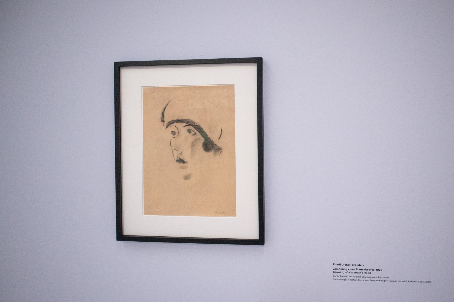 Friedl-Dicker Brandeis: Zeichnung eines Frauenkopfes, 1920, uhlík a ceruza na papieri. Dielo bolo vystavené v sekcii Barbary Kapusty v rámci výstavy Die Welt von morgen wird eine weitere Gegenwart gewesen sein. (foto: KUNSTARTUM)