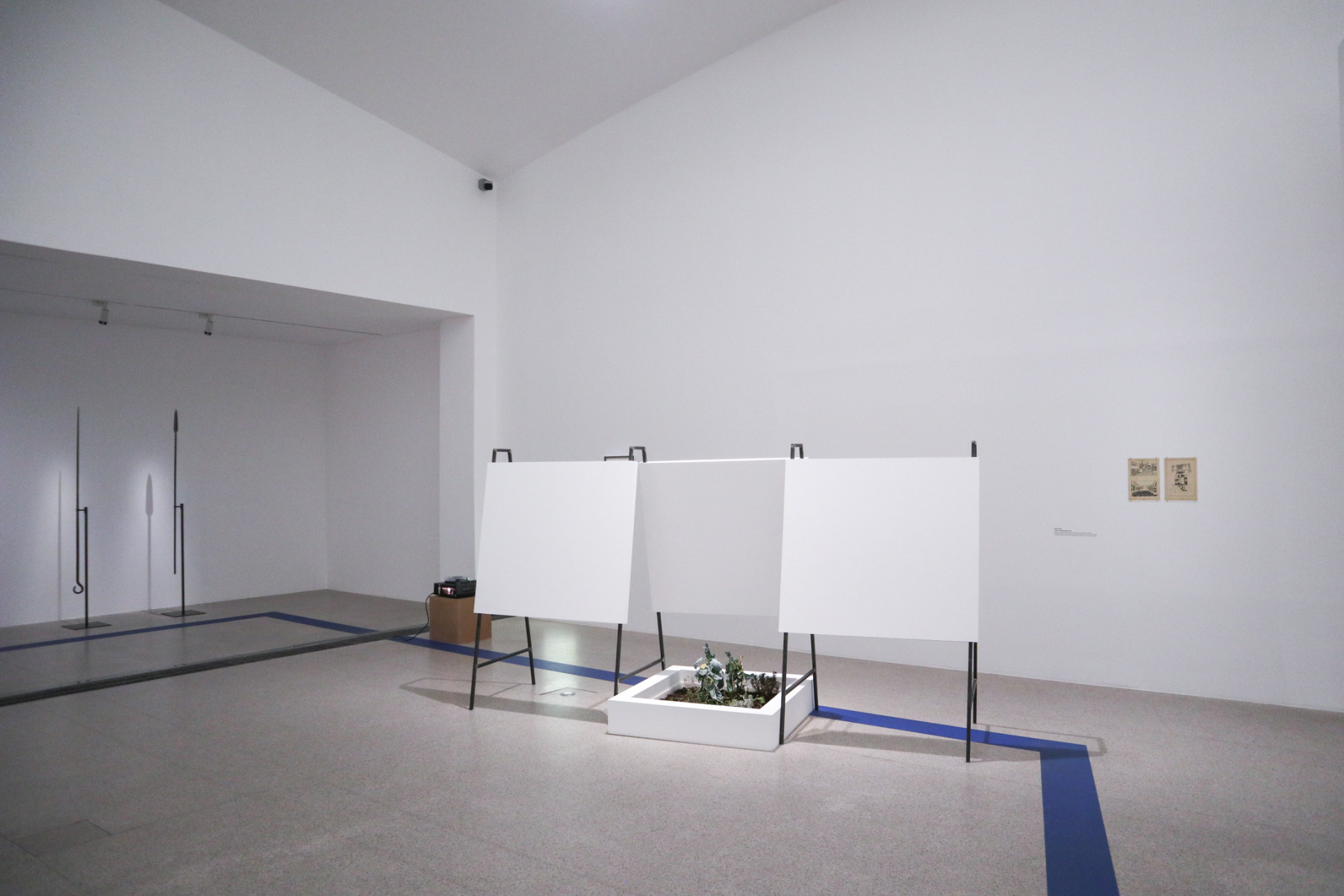 Z výstavy Die Welt von morgen wird eine weitere Gegenwart gewesen sein, 2026, MUMOK, Viedeň. Pohľad do sekcie Nikitu Kadana okrem iného s jeho inštaláciou Limits of Responsibility, 2014. (foto: KUNSTARTUM)
