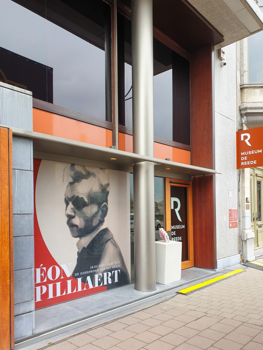 Vonkajšia fasáda Musea de Reede, kde je zobrazený plagát na vtedajšiu aktuálnu výstavu Léona Spilliaerta, 2022, Antverpy, Belgicko (foto: KUNSTARTUM)