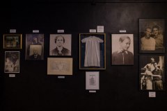Expozícia o pôvode Andyho Warhola. Jej súčasťou sú rodinné fotografie, ako aj najcennejší artefakt múzea – Andyho krstná košieľka a mnoho ďalších predmetov. (foto: archív MMUAW)