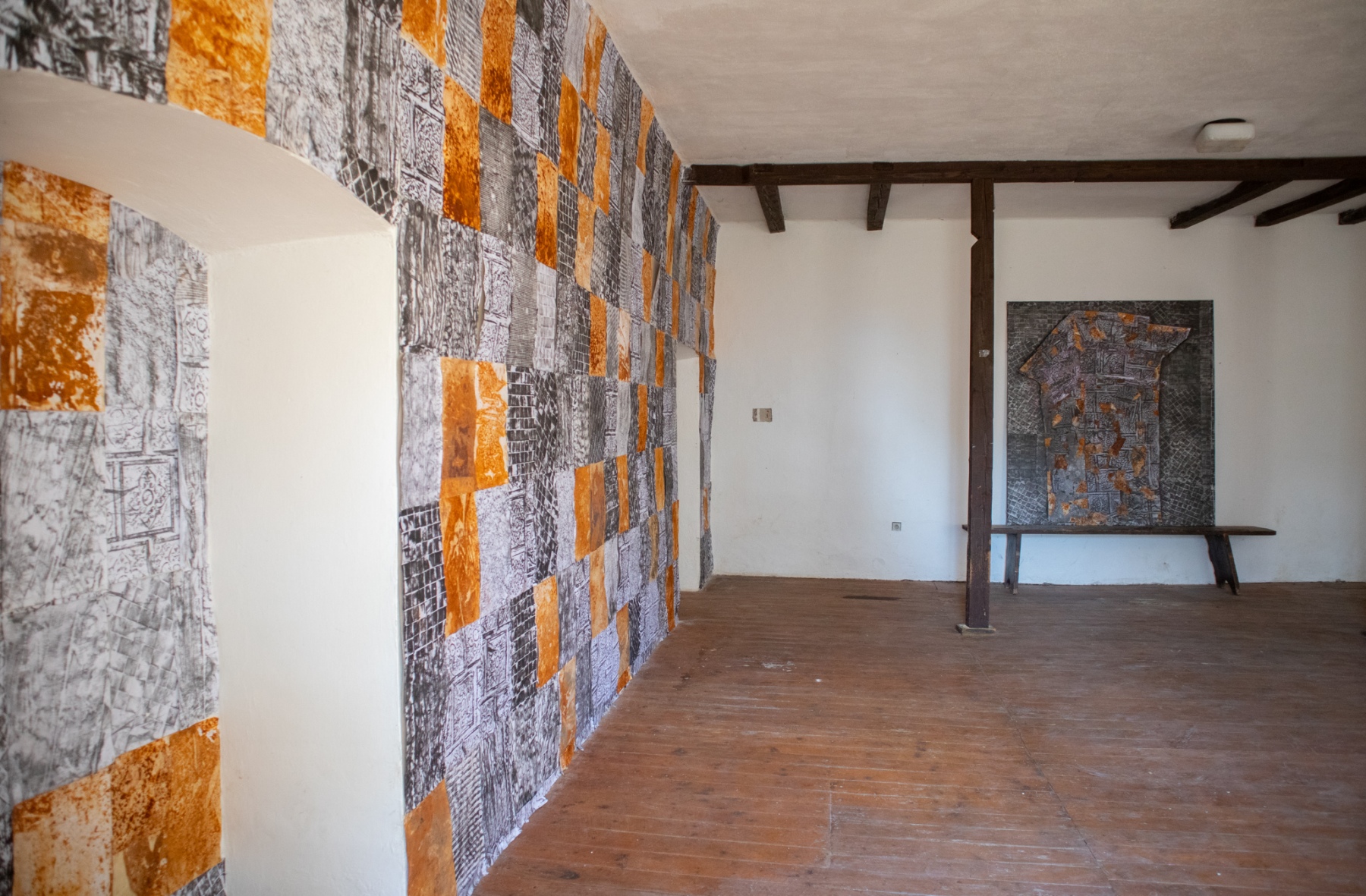 Sedimenty artefaktov, 2020, inštalácia/frotáž a hrdza na papieri, Kláštor Opening, výstava Misia: Priestor, Kláštor Hieronymitánov, Štiavnické Bane (foto: KUNSTARTUM)