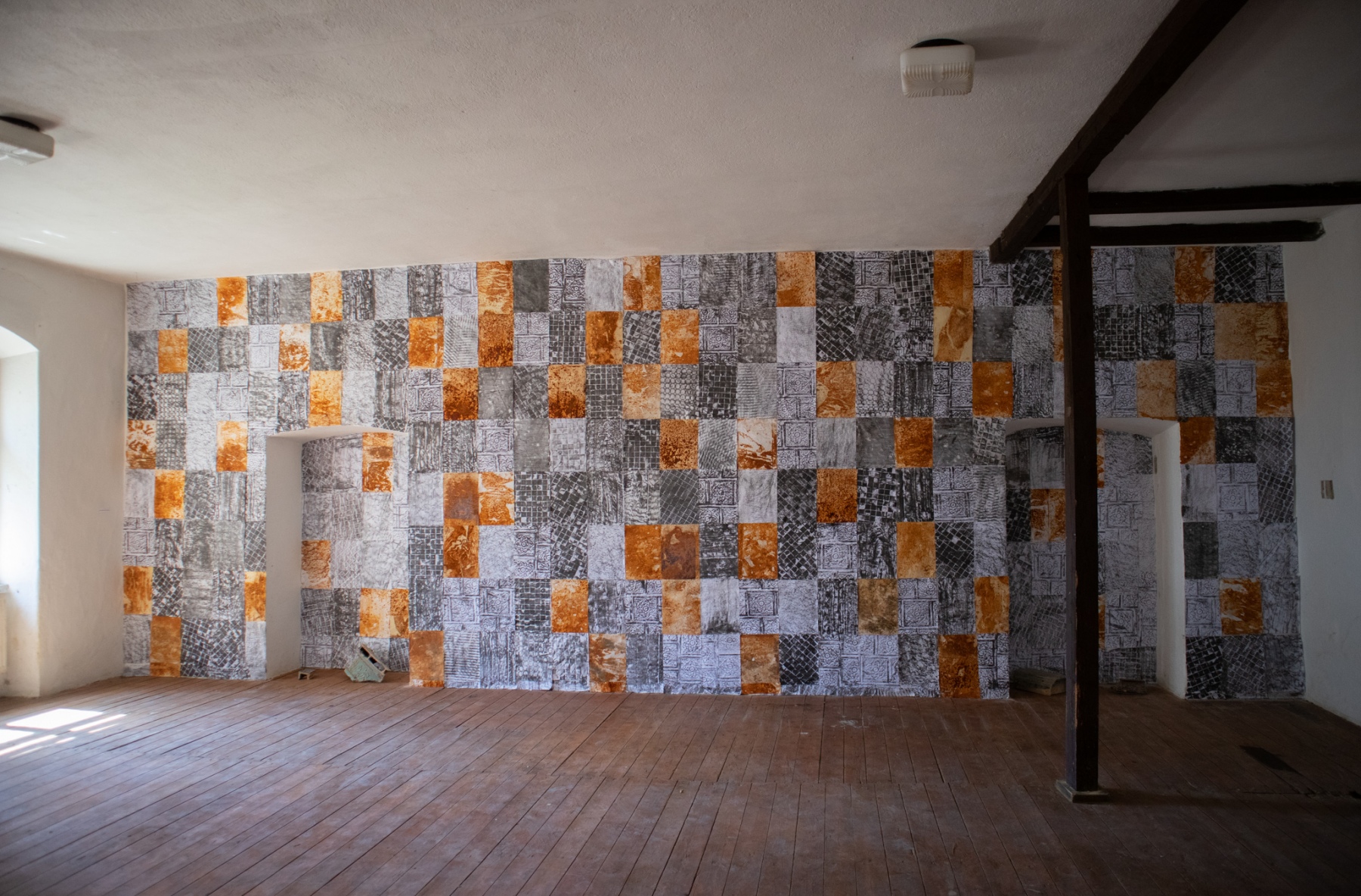 Sedimenty artefaktov, 2020, inštalácia/frotáž a hrdza na papieri, Kláštor Opening, výstava Misia: Priestor, Kláštor Hieronymitánov, Štiavnické Bane (foto: KUNSTARTUM)