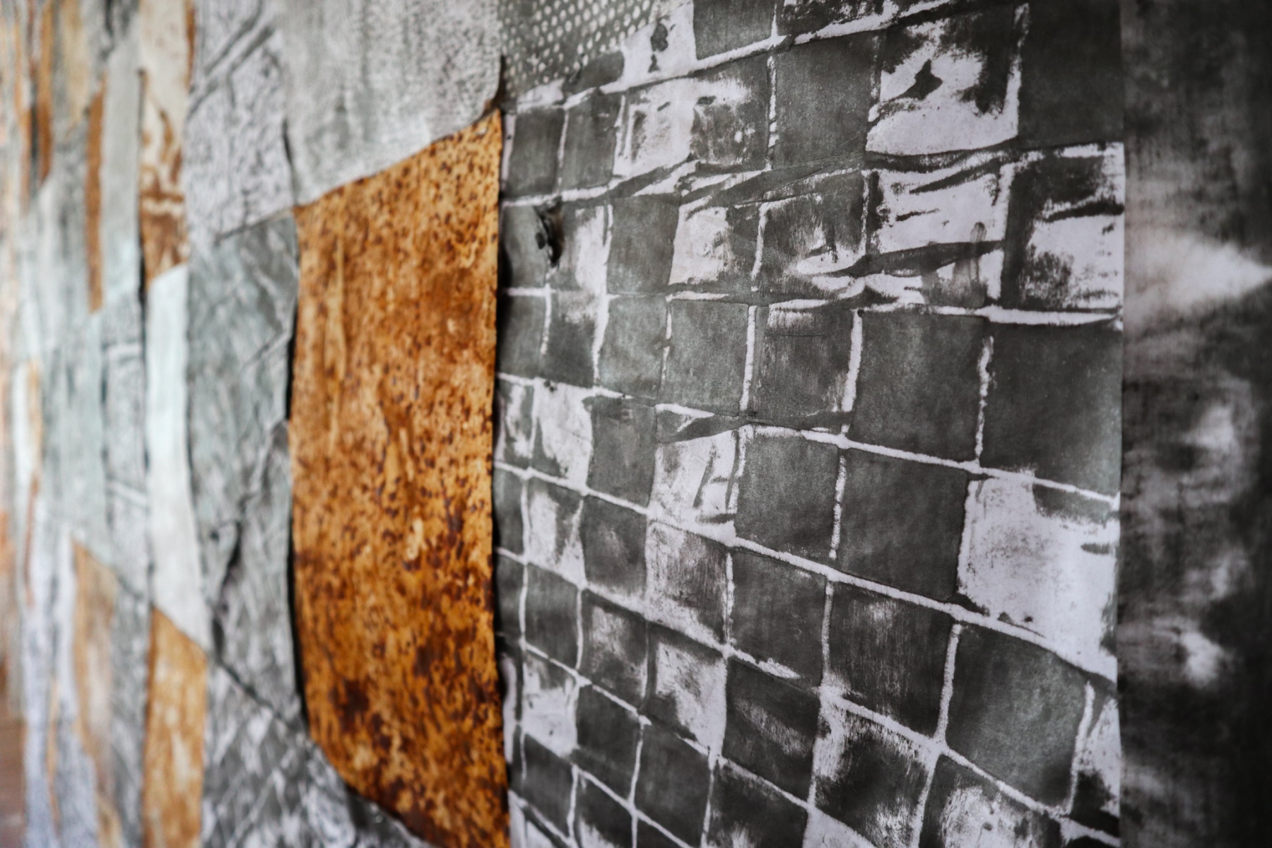 Detail na frotáže a hrdzu na papieri z inštalácie Sedimenty artefaktov (foto: KUNSTARTUM)