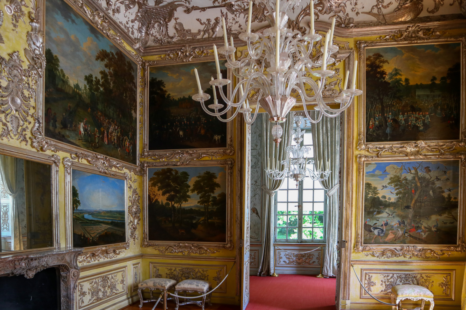 Poľovnícka miestnosť s otvoreným komínom a maľbami zobrazujúce lovecké scény, Amalienburg v zámockom komplexe Nymphenburg, Mníchov. (foto: KUNSTARTUM)