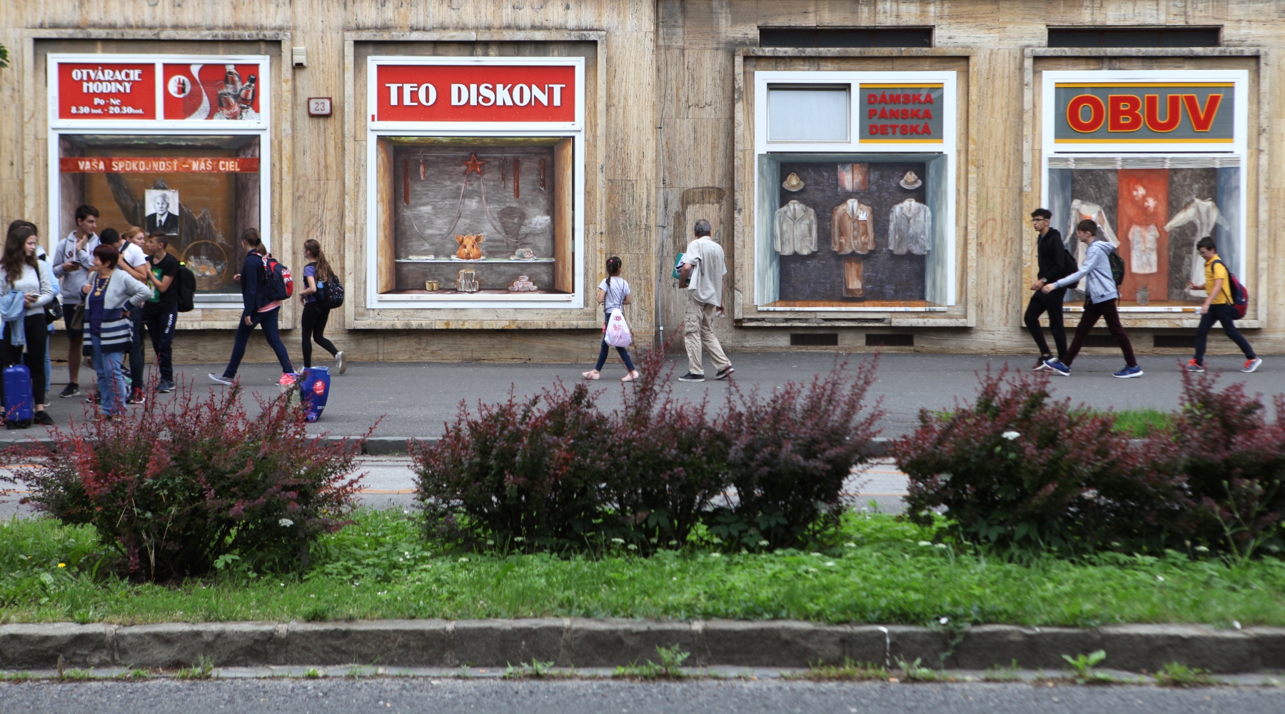 Inštalácia diel z cyklu Archilúzia, 2018, Ulica 29.augusta, Banská Bystrica (foto: archív Peter Decheť)