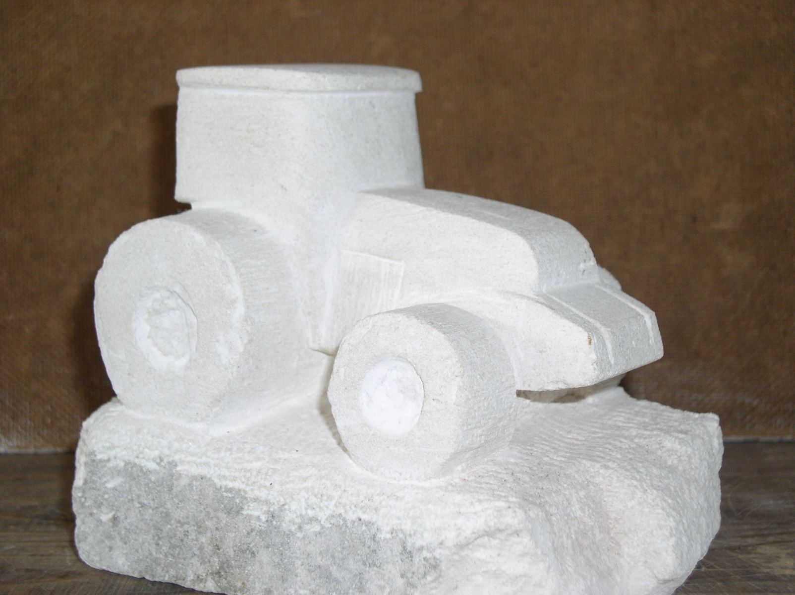 Socha traktora, 2004, kameň, 20x20x15 cm (foto: archív Peter Králik)