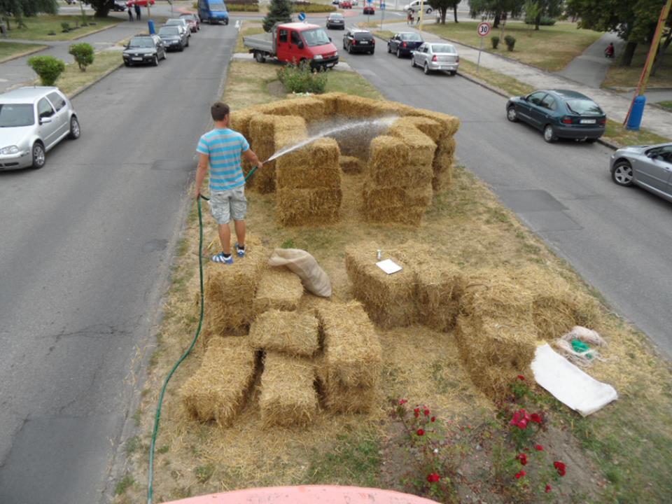Osobný priestor, 2011, inštalácia – balíky sena, sympózium Intervencie, Trebišov (foto: archív Peter Králik)