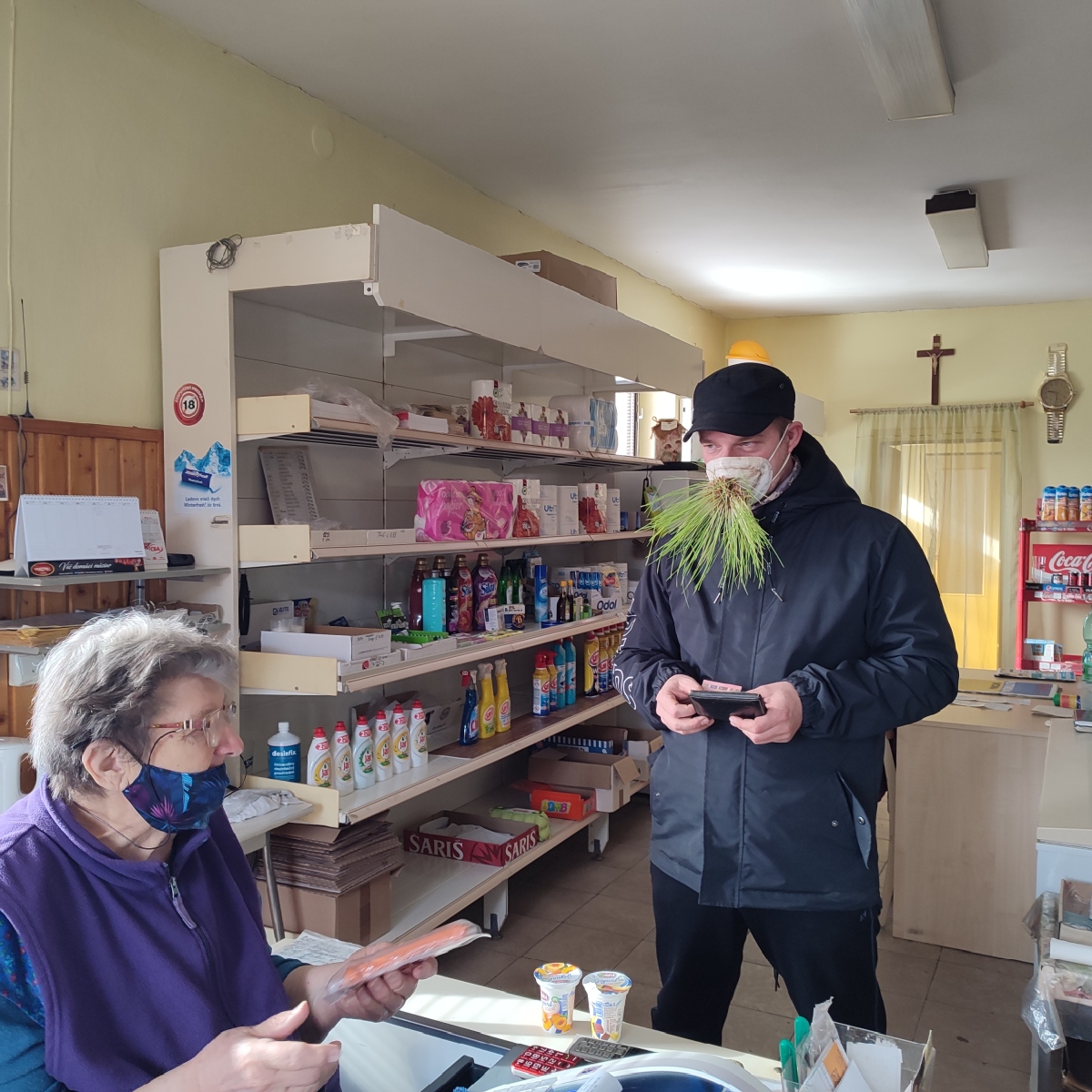 Peter Králik s Agrorúškom na nákupe v obchode po ukončení karantény, počas ktorej dal naklíčiť respirátor, 2022 (foto: archív Peter Králik)