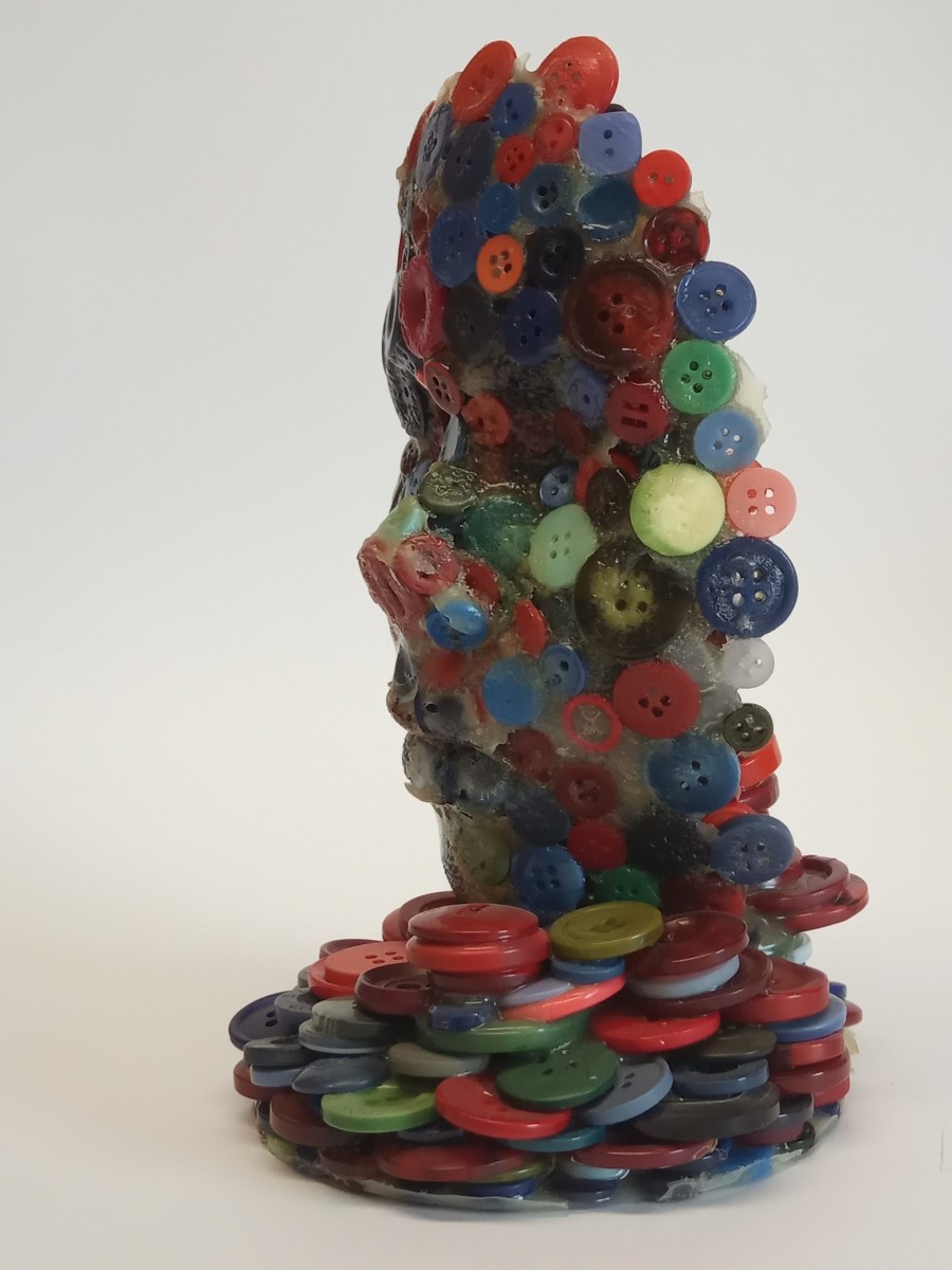 Busty z projektu „Pastelka a iné tváre“, 2018-2020,  objekt – rôzne materiály, 12x12x25 cm (foto: archív Rastislav Turňa)
