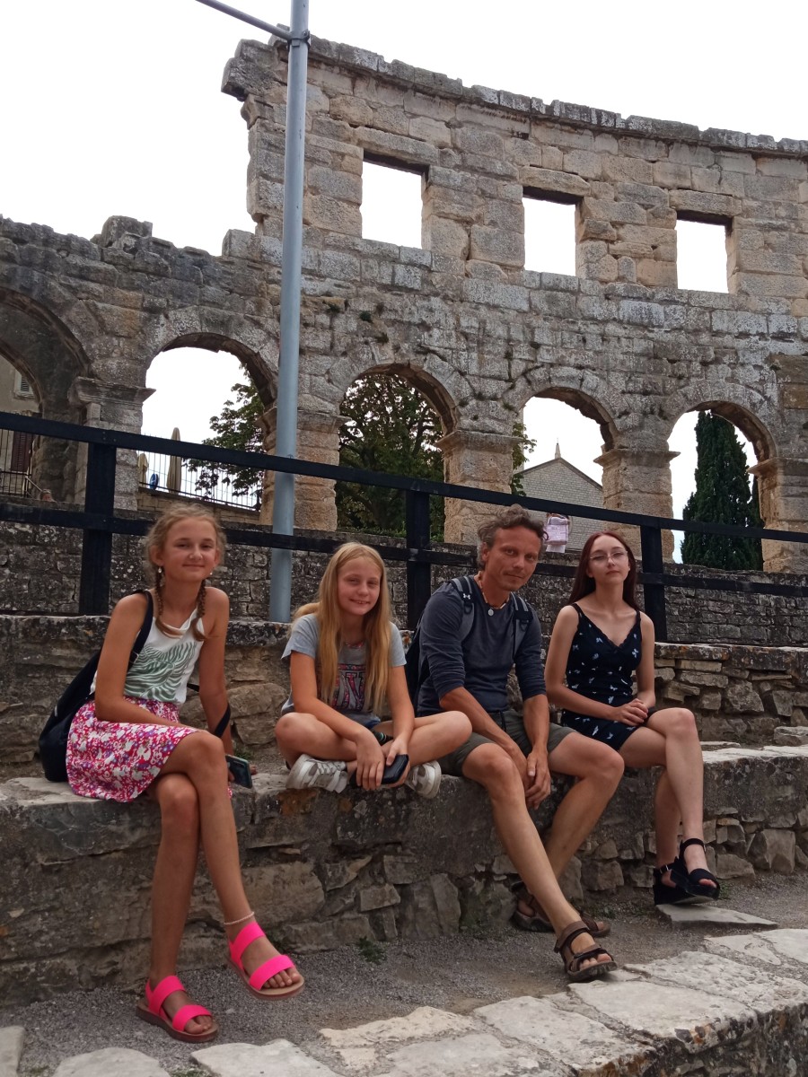 Rastislav Turňa so žiačkami pred arénou v meste chorvátskom meste Pula, 2022 (foto: archív Rastislav Turňa)