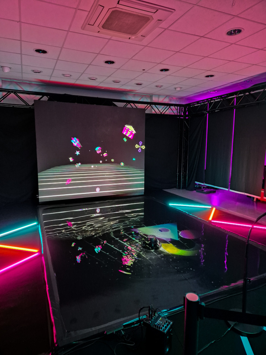 Die Bildmaschine: (Your) Wave of Light, 2024, svetelno-hudobná interaktívna projekcia/inštalácia, RE.LIGHT festival, M26, Regensburg (foto: KUNSTARTUM)