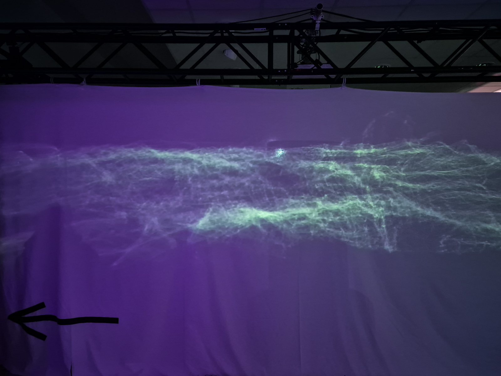 Vanessa Hafenbrändl: YOUR SCAPES-REGINA, 2024, interdispilinarne dielo/ videoprojekcia, RE.LIGHT festival, M26, Regensburg (foto: KUNSTARTUM)