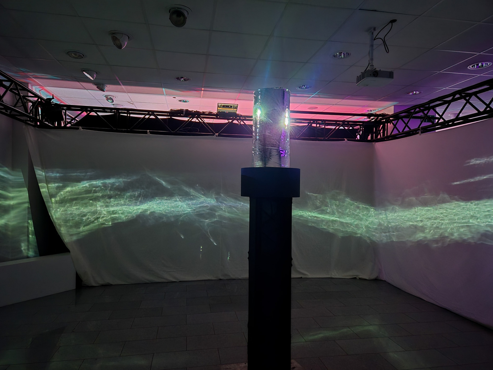 Vanessa Hafenbrändl: YOUR SCAPES-REGINA, 2024, interdispilinarne dielo/ videoprojekcia, RE.LIGHT festival, M26, Regensburg (foto: KUNSTARTUM)