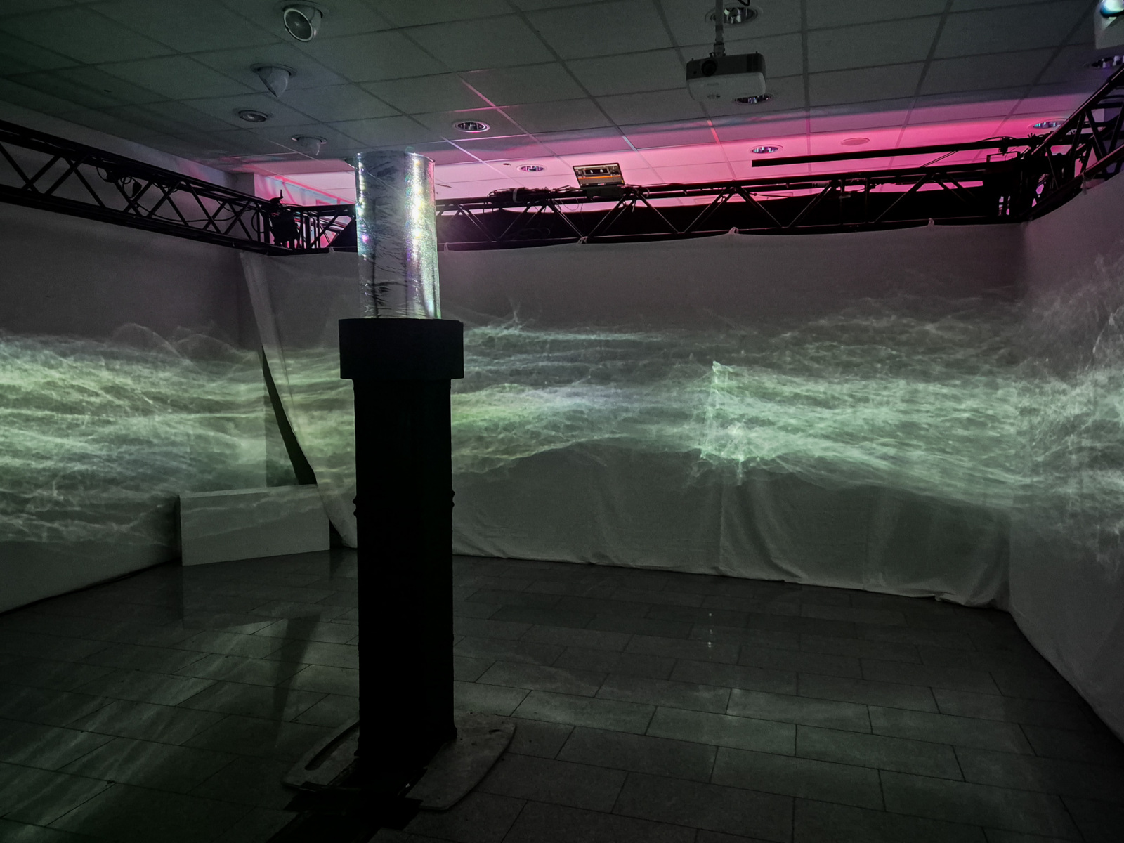 Vanessa Hafenbrändl: YOUR SCAPES-REGINA, 2024, interdispilinarne dielo/ videoprojekcia, RE.LIGHT festival, M26, Regensburg (foto: KUNSTARTUM)