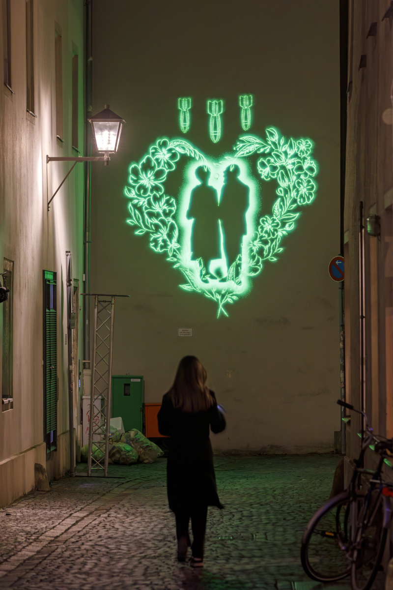 Sophie Goyot: The Stardust Memory Project, 2024, svetelné projekcie, RE.LIGHT festival, Kapellengasse, Regensburg (foto: Stadt Regensburg, Bilddokumentation)