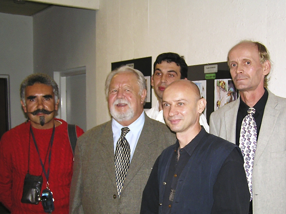 Vernisáž výstavy humoru Usmejme sa na svet, 2005, Nové Zámky. Zľava: karikaturista Remeselník Stanislav, herec Jozef Dóczy, karikaturisti Marcel Čižmár, František Bojničan a Jozef Szolcsan. (foto: archív Stanisla Remeselník)