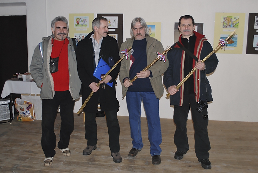 Vernisáž výstavy humoru Fiľakovský korbáč, 2010, Fiľakovský hrad – Bebeková veža, Fiľakovo. Na fotografii sú karikaturisti zľava: Stanislav Remeselník, Peter Žifčák, Fero Mráz, Ivan Gertli (foto: archív Stanislav Remeselník)