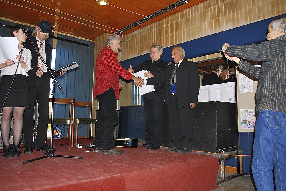 Vernisáž výstavy humoru Usmejme sa na svet, 2013, Nové Zámky. Preberanie ceny. (foto: archív Stanislav Remeselník)