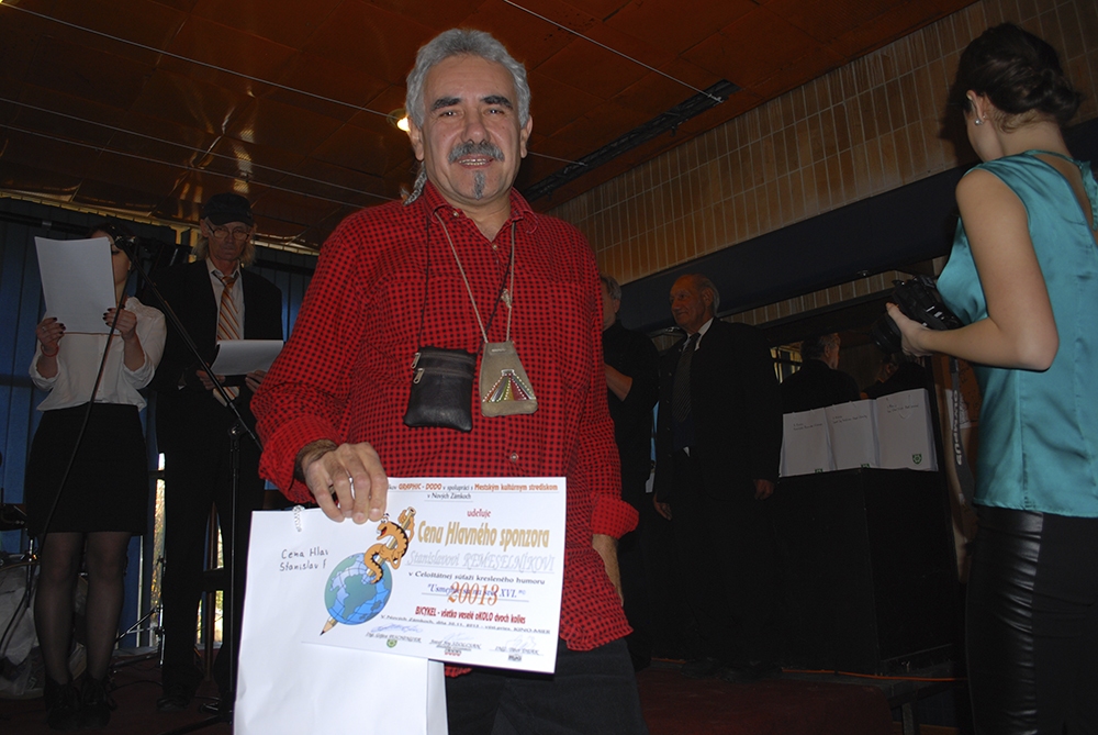Stanislav Remeselník s cenou hlavného sponzora na vernisáži výstavy humoru Usmejme sa na svet, 2013, Nové Zámky. (foto: archív Stanislav Remeselník)