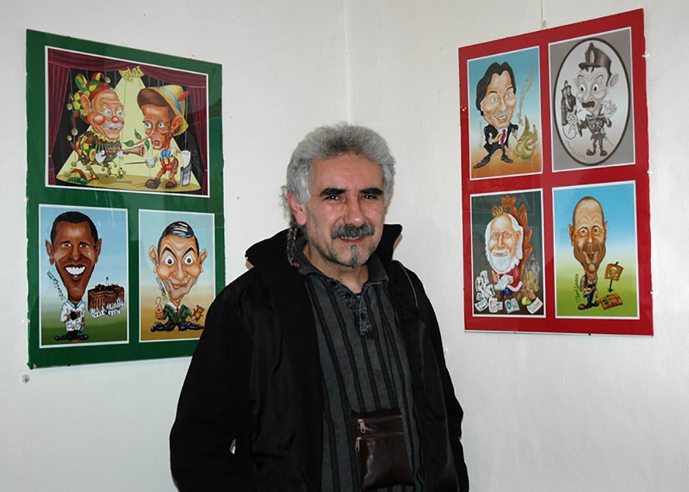 Stanislav Remeselník so svojimi dielami na vernisáži svojou autorskej výstave, 5.apríl 2013, Sobášna sieň na mestskom úrade, Detva (foto: archív Stanislav Remeselník)