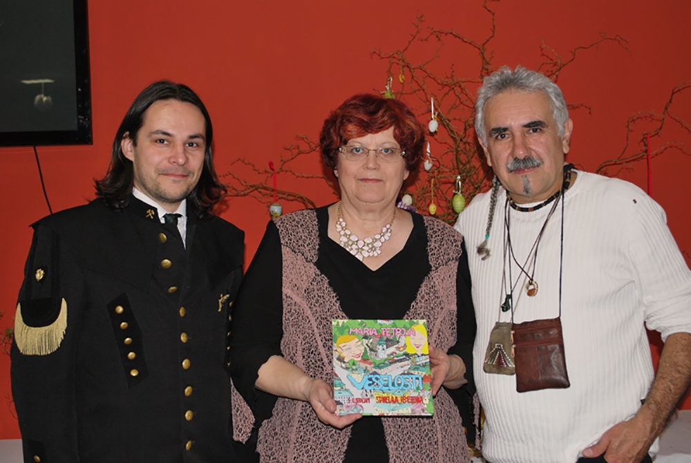 Z krstu knihy Márie Petrovej – Veselosti, 7.4.2015. Na fotografii: v strede autorka Mária Petrová, vpravo ilustrátor Stanislav Remeselník, vľavo grafik Boris Ivanič (foto: archív Stanislav Remeselník)