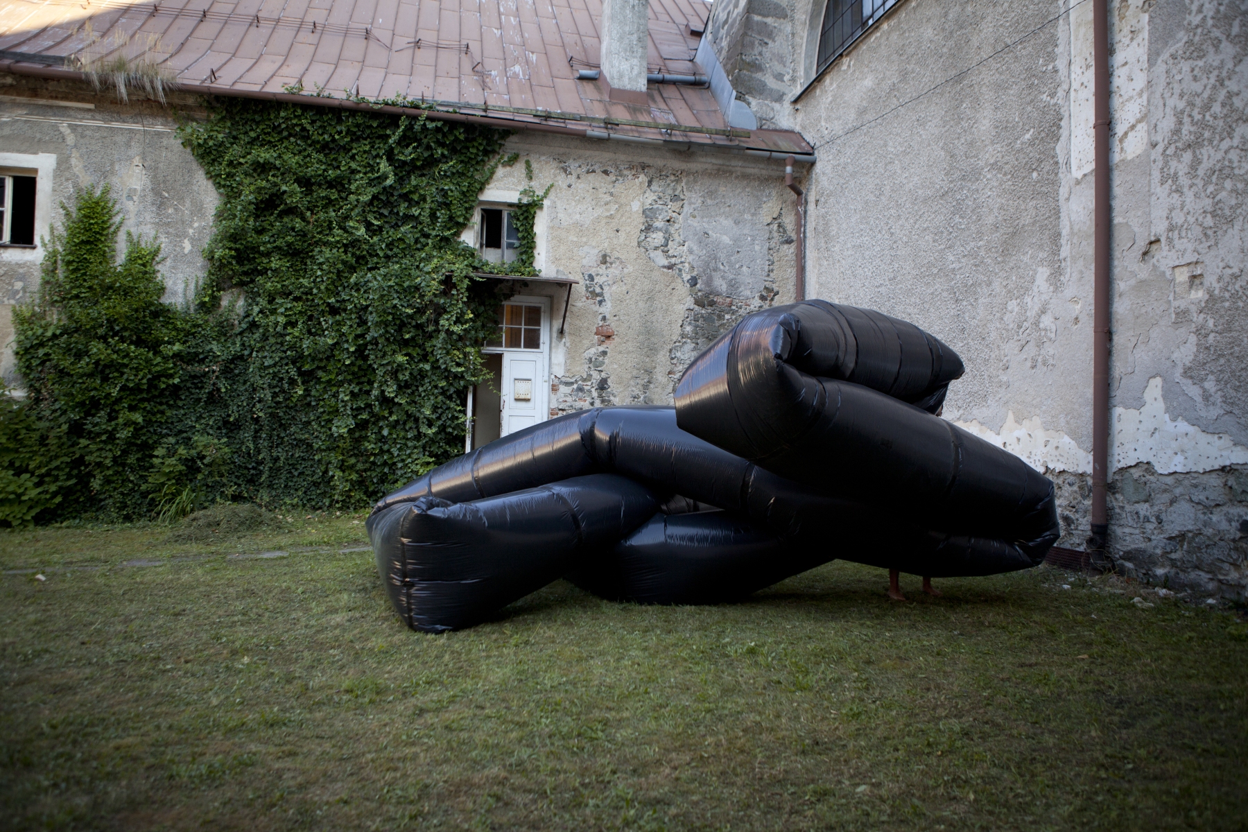 Divinumomentum, 2022, 30 metrový objekt – plastové vrecia naplnené vzduchom a 20 minútová performance, Kláštor Opening, Štiavnické Bane (foto: Gabriela Birošová)