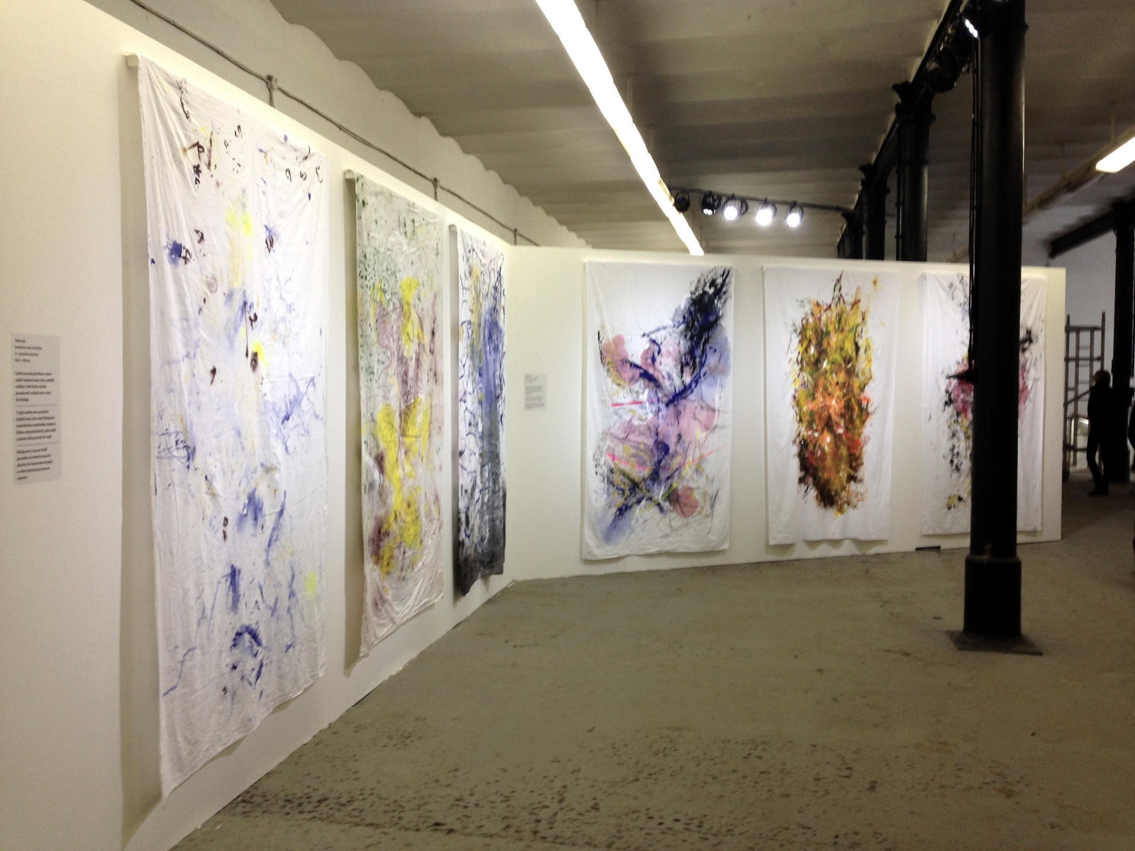 Dialógy, 2015, akryl na posteľných plachtách. Z výstavy Ceny Oskára Čepana,, DIG gallery, Košice (foto: COČ)
