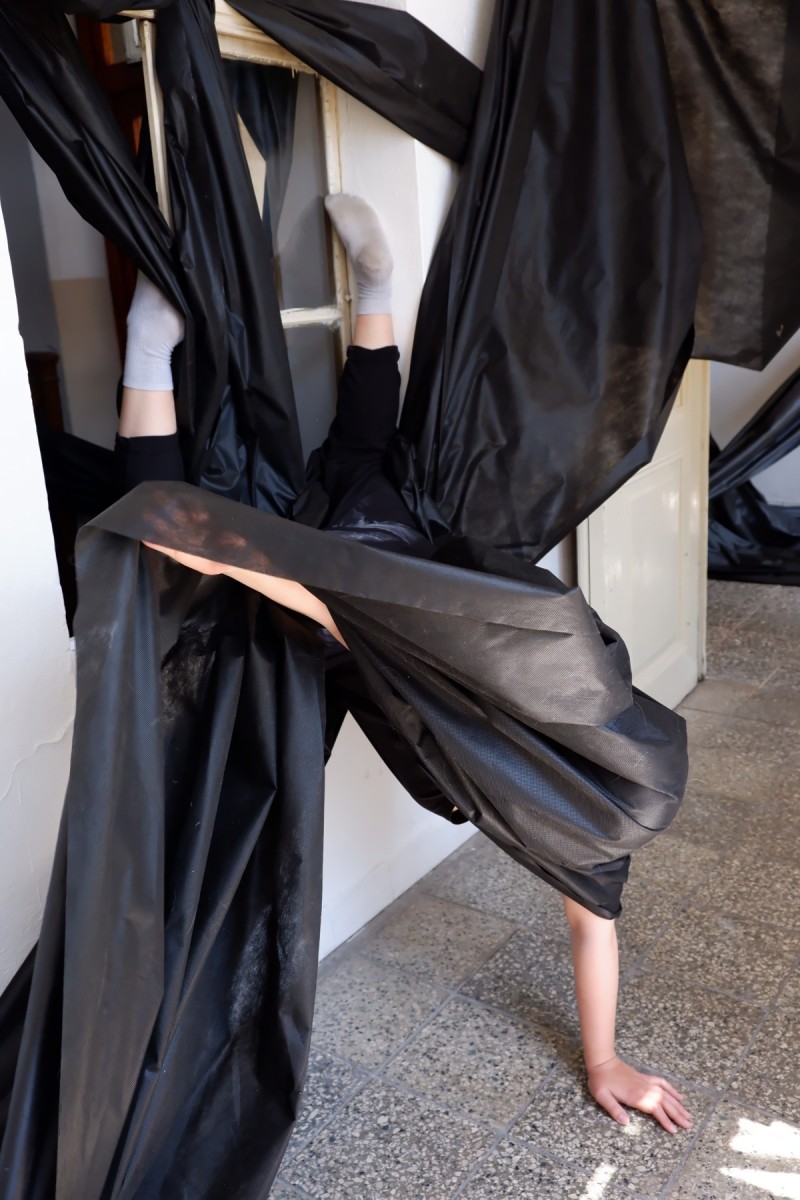 Architektúra vnútorných vzťahov, 2022, 240 minútová durational performance, Rozkvet gallery, Banská Bystrica (foto: Andrea Laková)