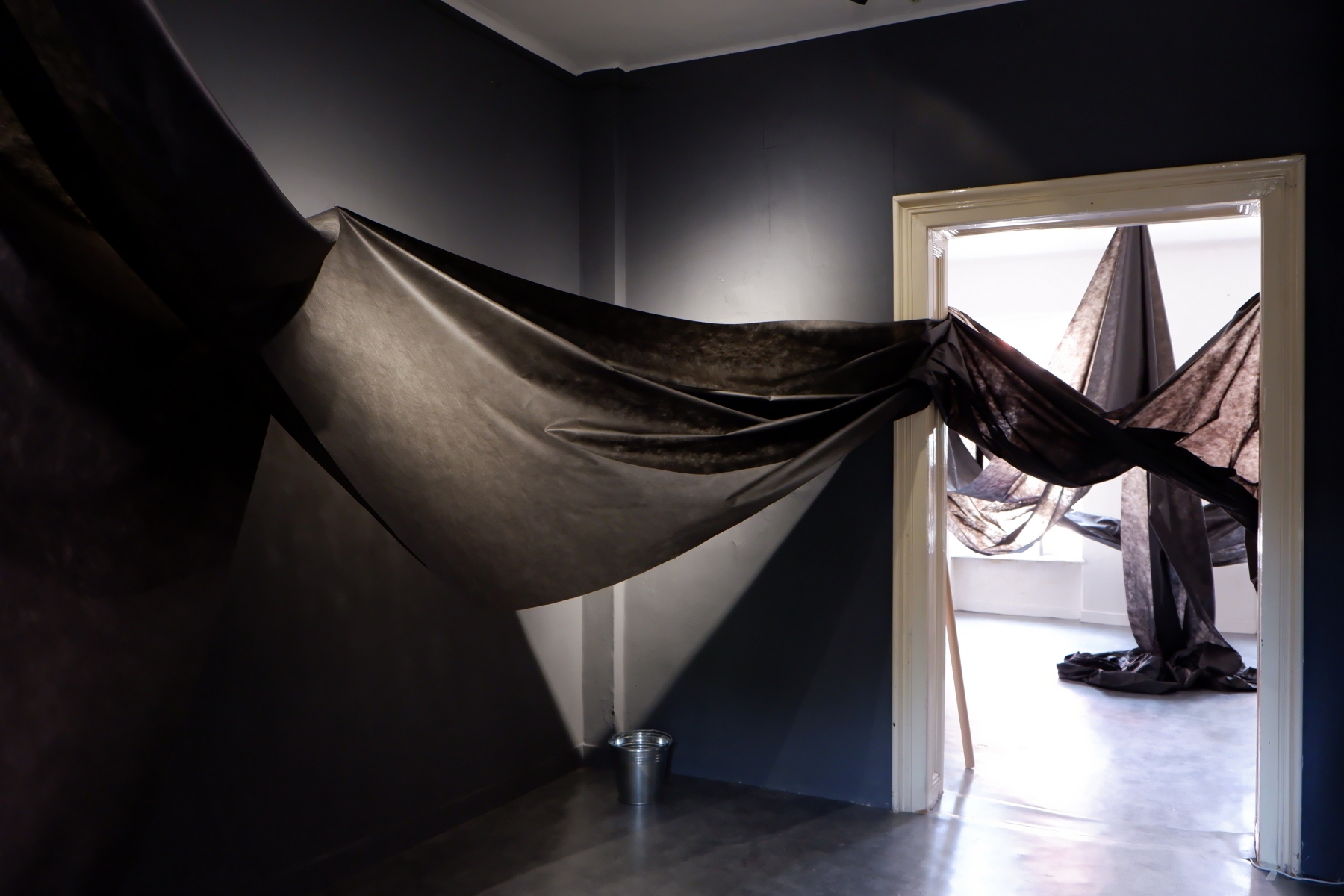 Architektúra vnútorných vzťahov, 2022, inštalácia na 600 m2 a 240 minútová durational performance, Rozkvet gallery, Banská Bystrica (foto: Andrea Laková)