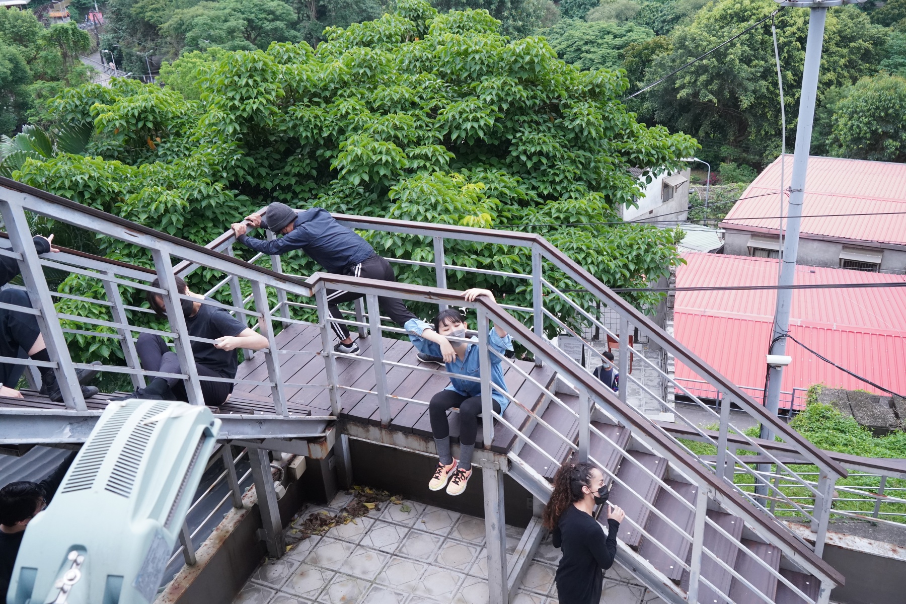 Percieving (Com)position, 2022, 30 minútová kolektívna performance, Taipei Artist Village, Taiwan (foto: Dawn Tsang)