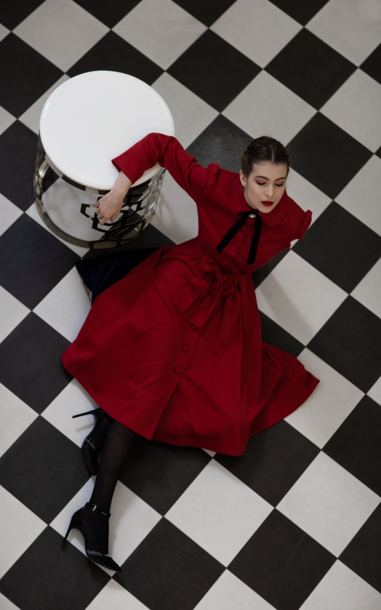Červený vlnený kabát, kolekcia Zima 2021. Modelka: Hana Ďuricová ( Agentúra Heriett Models), Make up: Lenka Vrbiaková, Hairstylist: Patrik Kišeľa. (foto: Marian Weber – Ateliér Zweng)