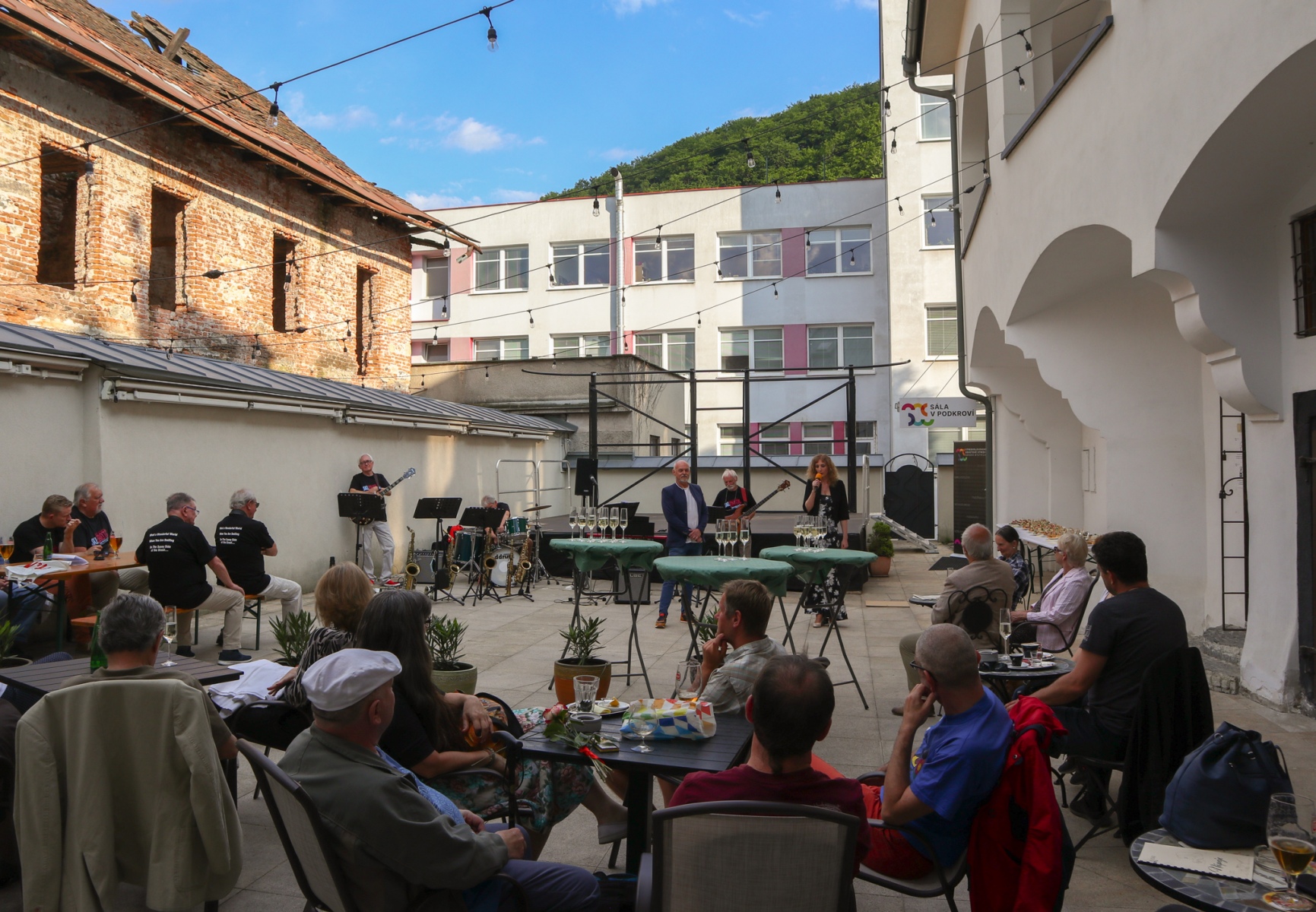 Návštevníkov vernisáže spojenej s vystúpením hudobnej skupiny Sklerotic Jazz Band bolo hojne. (foto: KUNSTARTUM )