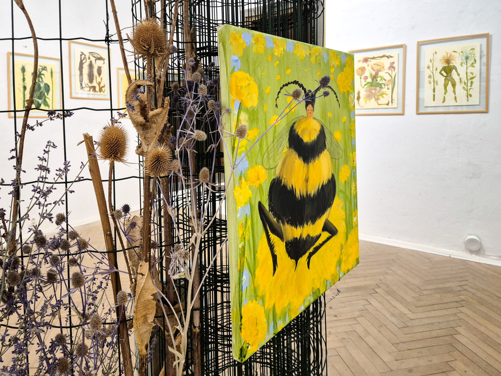 V popredí: Beáta Bencová: Skorá jar, 2024, akryl na plátne, 40x45 cm; v pozadí: zo série Svetlé herbáre, 2026, akryl na papieri (foto: KUNSTARTUM)