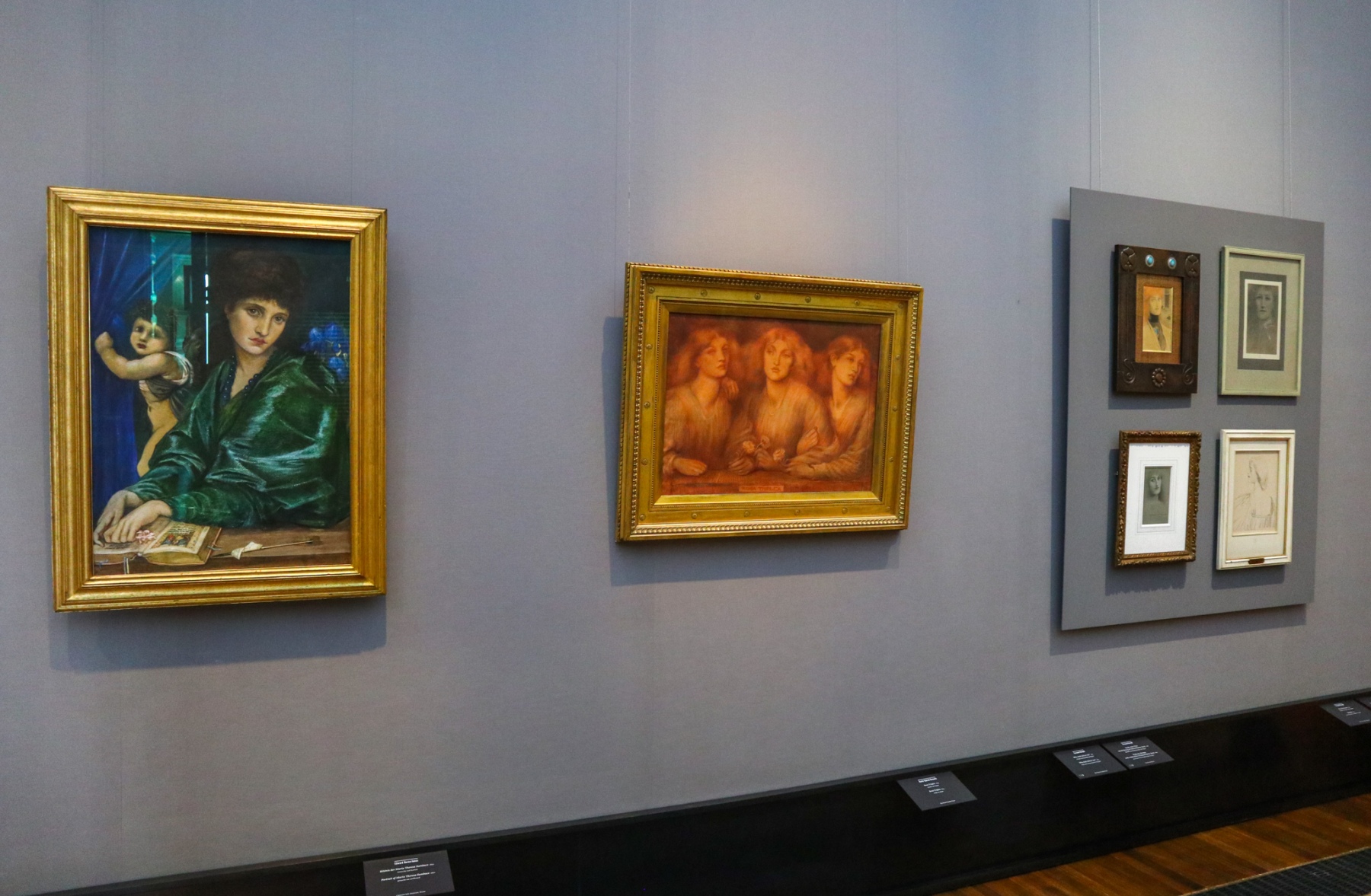 Vľavo: Edward Burne-Jones, Podobizeň Marie Theresy Zambaco, 1870, Múzeum Clemensa Selsa, Neuss, Nemecko; v strede: Dante Gabriel Rossetti, Rosa Triplex, 1874, Nadácia rodiny Hearn ; vpravo zhora: Fernand Khnopff, Who shall deliver me?, 1891, Nadácia rodiny Hearn; Fernand Khnopff, Nedôvera, 1893, Múzeum Ixelles, Brusel, Belgicko; Fernand Khnopff, Štúdia jednej ženy s venovaním Edwarda Burne-Jonesa, 1896, Súkromná zbierka; Fernand Khnopff, Jedno rameno. Jedna anglická žena, nedatované, Múzeum Ixelles, Brusel, Belgicko (foto: KUNSTARTUM)
