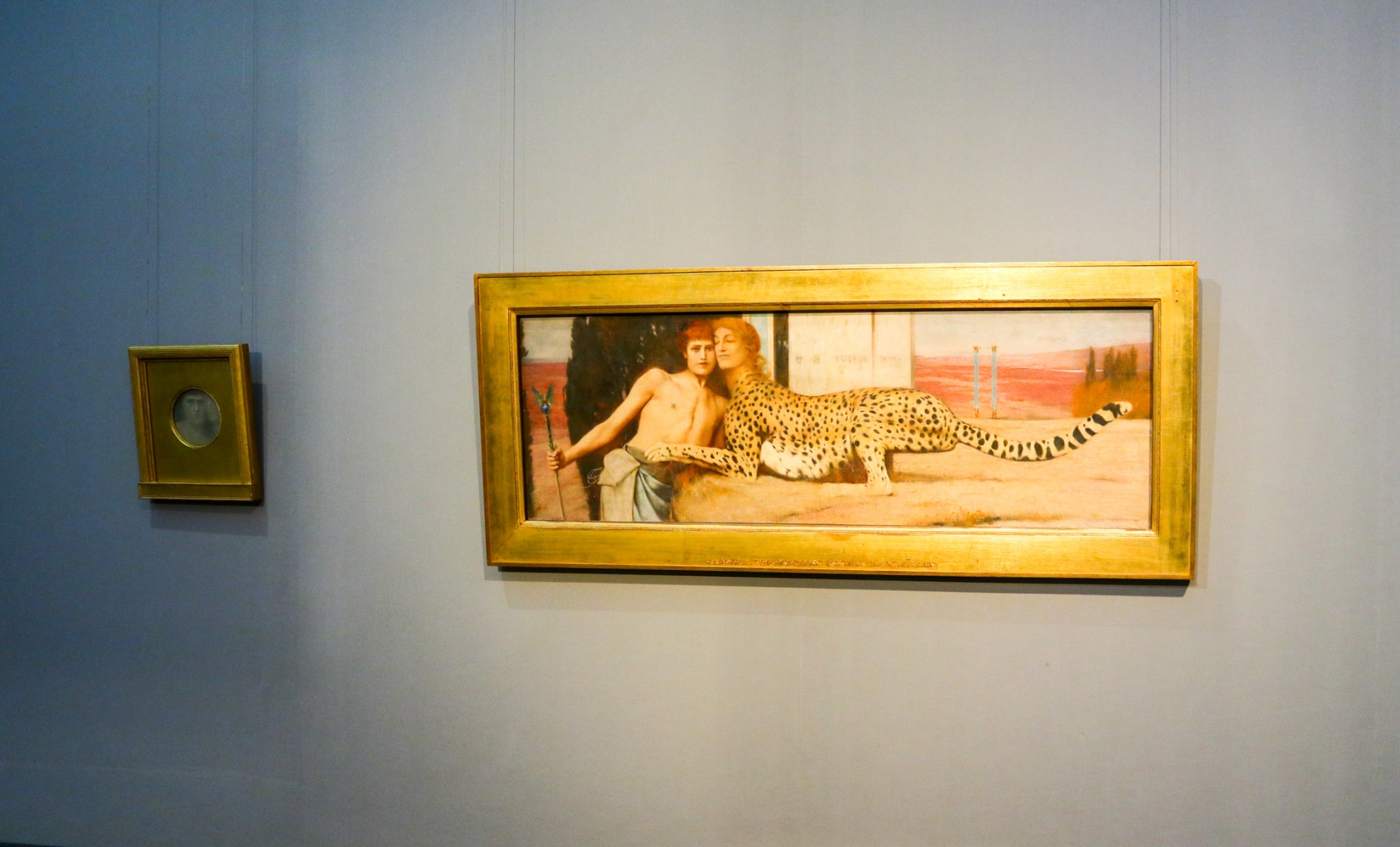 Vľavo: Fernand Khnopff, Láskania (Návrh), 1896, Nadácia rodiny Hearn; vpravo: Fernand Khnopff, Láskania (Sfinga), 1896, Kráľovské múzeá výtvarného umenia v Belgicku, Brusel, Belgicko (foto: KUNSTARTUM)