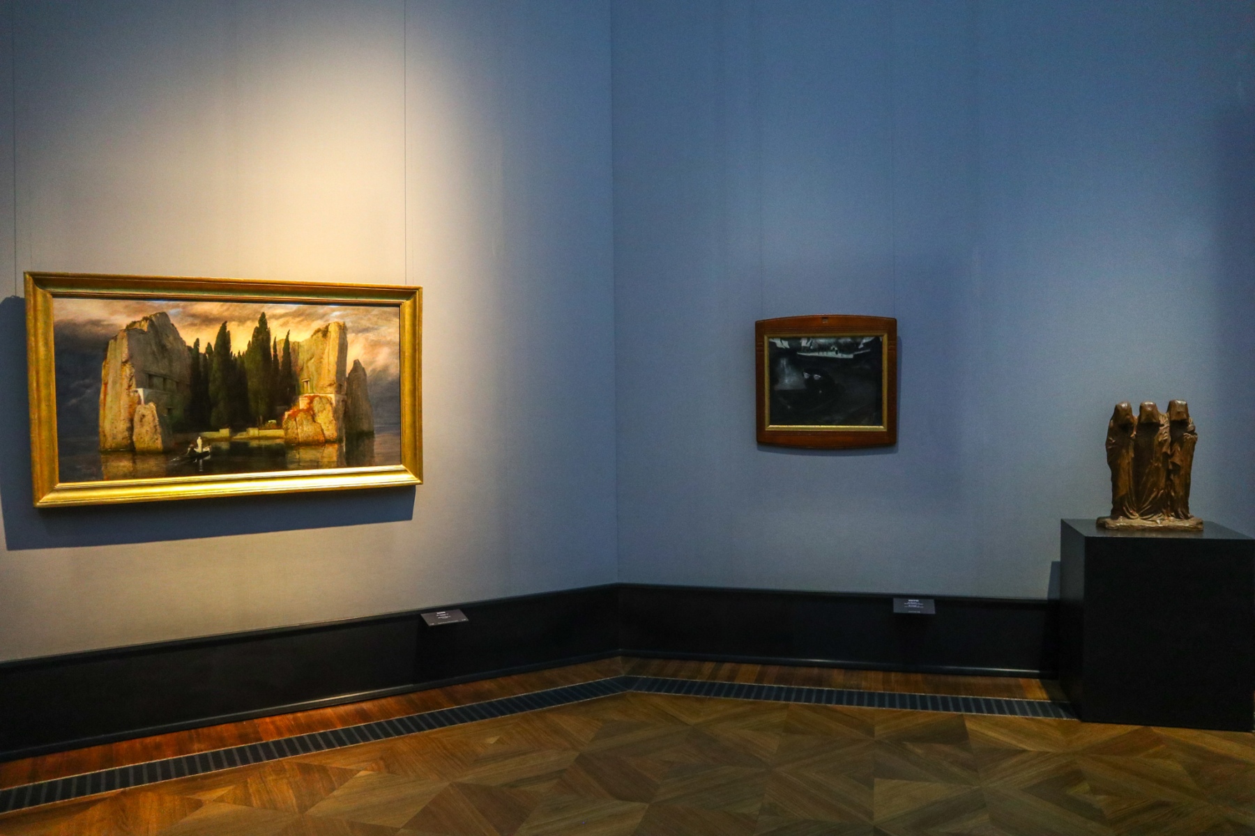 Vľavo: Arnold Blöcklin, Mŕtvy ostrov, 1883, Štátne múzeá Berlína, Národná galéria, Nemecko; v strede: Georges de Feure, Prechod, 1897, Súkromná zbierka, Bruggy, Belgicko; vpravo: George Minne, Tri sväté ženy, 1896, Hamburgská Kunsthalle, Hamburg, Nemecko (foto: KUNSTARTUM)