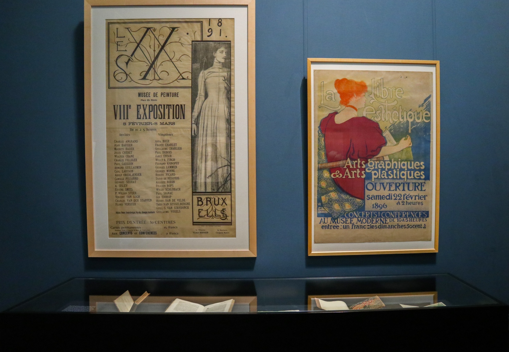 Vľavo: Fernand Khnopff, Les XX plagát pre ôsmu výstavu, 1891, Kráľovská knižnica Belgicka, Kabinet tlačovín, Brusel, Belgicko; vpravo: Théo Van Rysselberghe, La Libre Esthétique plagát pre tretiu výstavu, 1896,  Štátne múzeá Berlína, Umelecká knižnica, Nemecko (foto: KUNSTARTUM)
