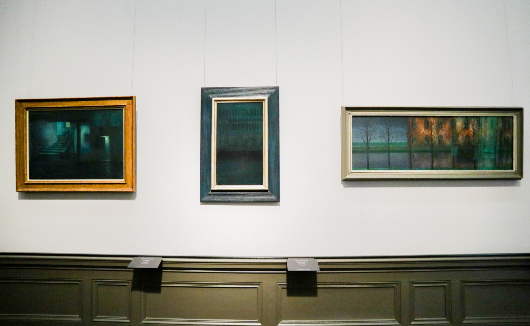 Vľavo: William Degouve de Nuncques, V Benátkach, 1895, Kröller – Müller múzeum, Otterlo, Holandsko; v strede: William Degouve de Nuncques, Noc v Benátkach, 1895, Kröller – Müller múzeum, Otterlo, Holandsko; vpravo: William Degouve de Nuncques, Kanál, 1894, Kröller – Müller múzeum, Otterlo, Holandsko (foto: KUNSTARTUM)