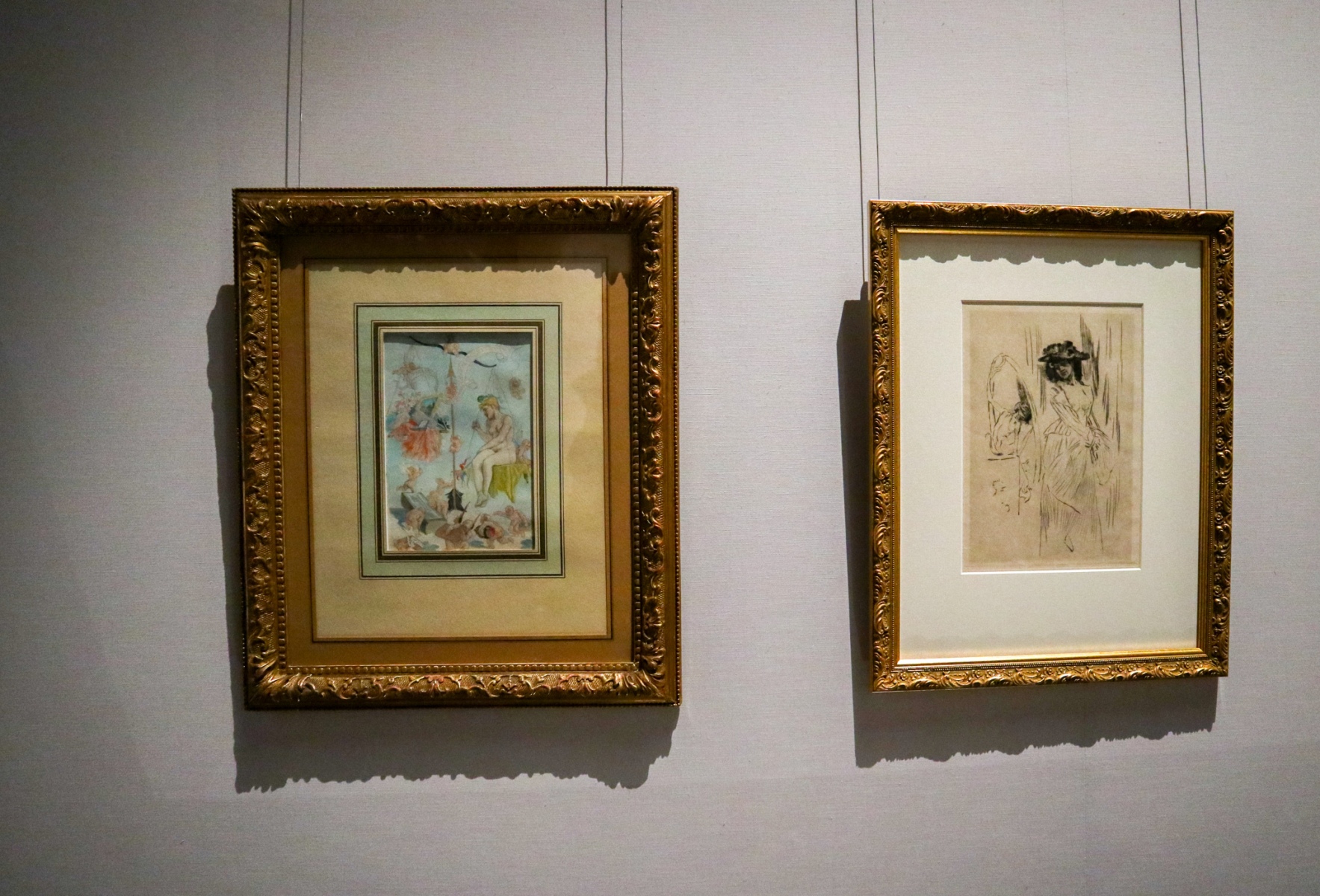 Vľavo: Félicien Rops, Kytherina váha, 1879-1881, Zbierky Valónsko-Bruselskej federácie; vpravo: Félicien Rops, Zrkadlo koketérie, nedatované, Zbierky Valónsko-Bruselskej federácie (foto: KUNSTARTUM)