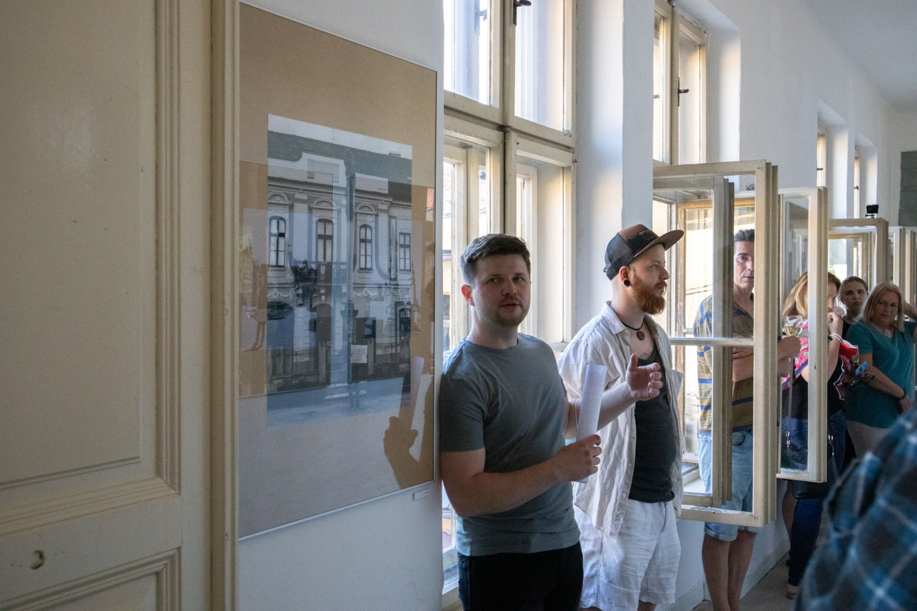 Príhovor kurátora Jakuba Cmarka s umelcom Jakubom Astrabom v Rozkvet Gallery, ktorý otvoril vernisáž výstavy #SLOVENSKO 2020 (foto: KUNSTARTUM)