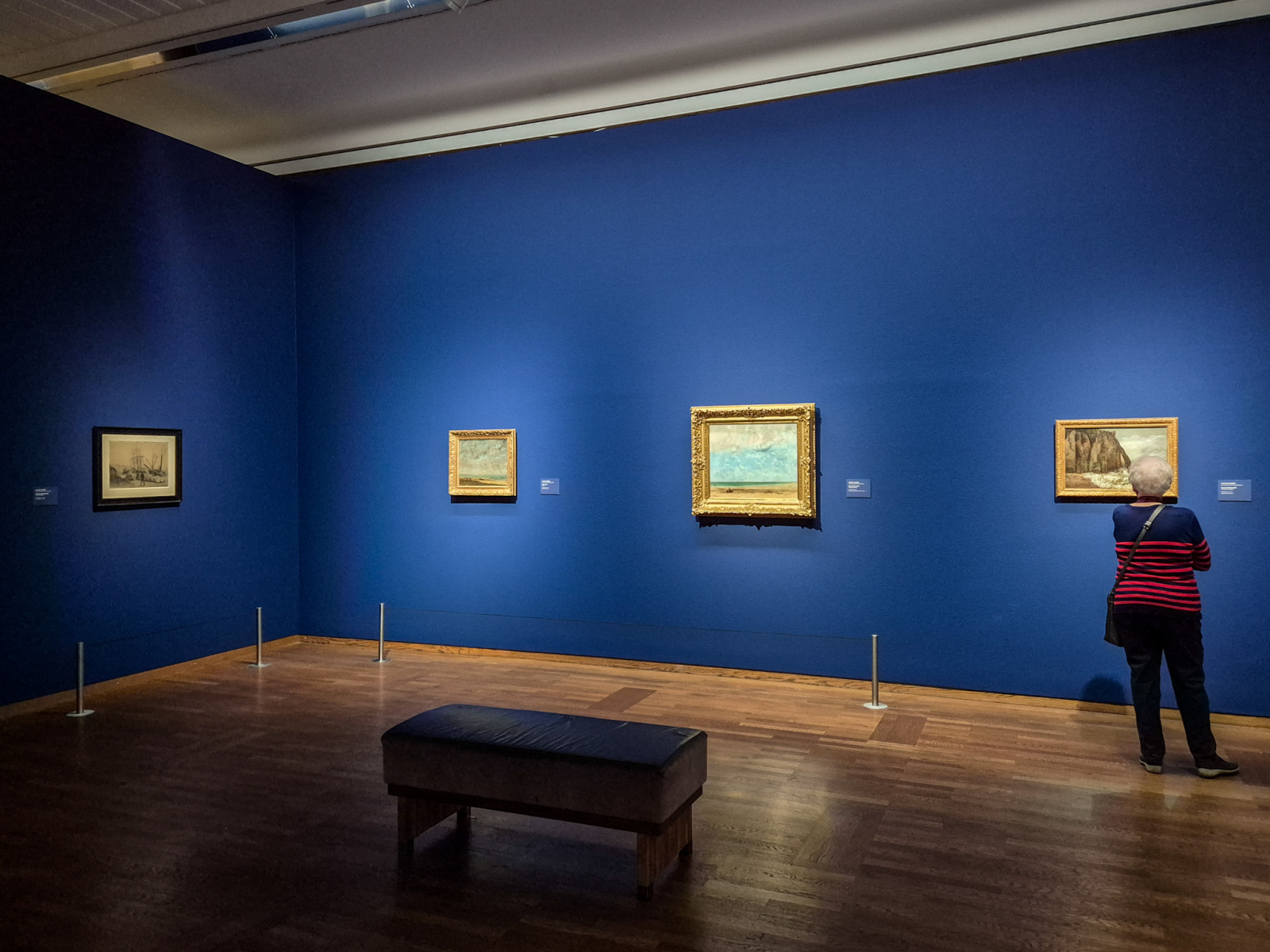 Z výstavy Gustave Courbet: Realista a rebel – pohľad do sekcie „Morské krajiny“, 2026, Leopold Museum, Viedeň (foto: KUNSTARTUM)