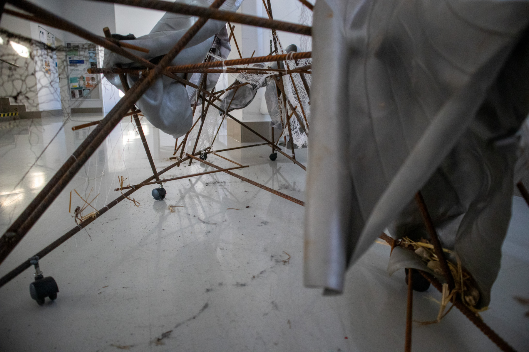 Performatívna konštrukcia tvorená prevažne z roxorových tyčí – detail (foto: KUNSTARTUM)