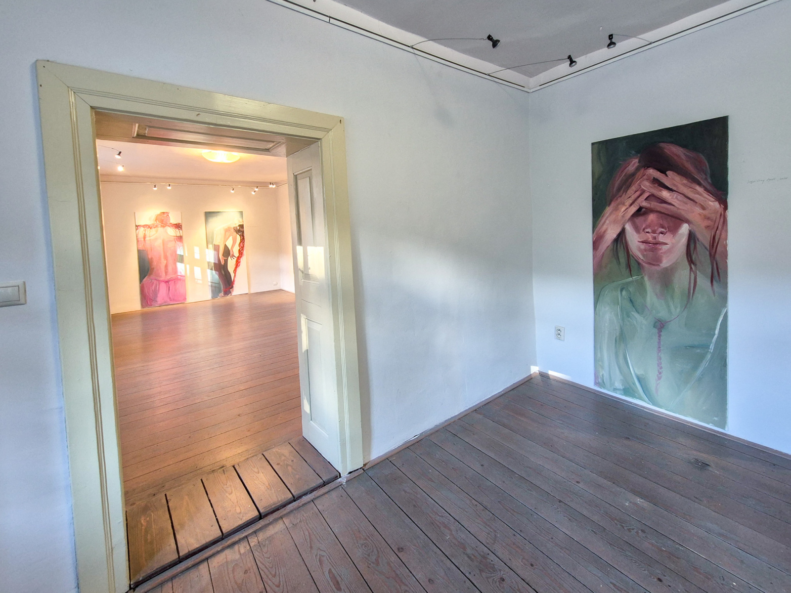 Z výstavy Jana Farmanová: Rieka vlasov, 2026, Schemnitz gallery, Banská Štiavnica. Diela zľava: Jana Farmanová: Križovatka z cyklu Vrkoče ako korene, 2026, olej na plátne, 80x200 cm; Putá z cyklu Vrkoče ako korene, 2026, olej na plátne, 80x200 cm; Jugulárny šperk, 2026, olej na plátne, 80x200 cm (foto: KUNSTARTUM)