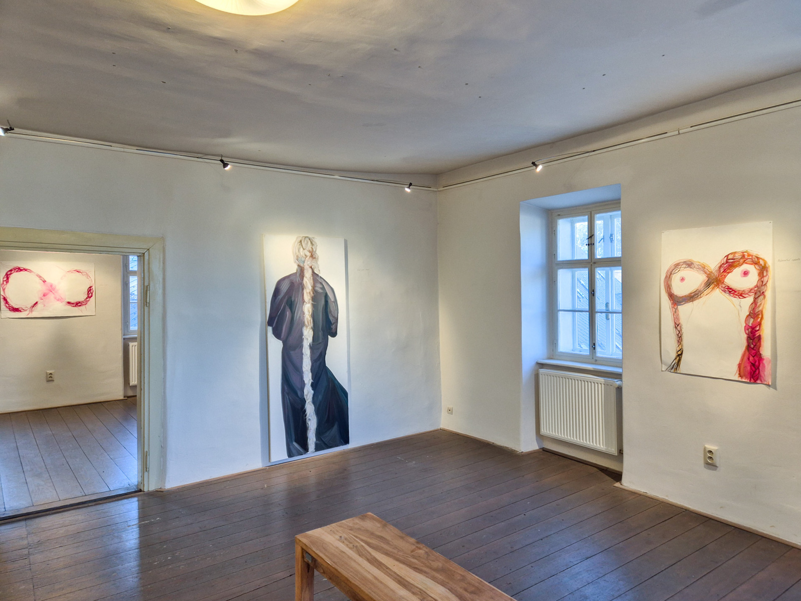 Z výstavy Jana Farmanová: Rieka vlasov, 2026, Schemnitz gallery, Banská Štiavnica. Diela zľava: Jana Farmanová: Večná, 2025, tuš na papieri, 100x70 cm; Silné puto, 2026, olej na plátne, 80x200 cm; Nekonečné vrkoče, 2025, kombinovaná technika na papieri, 70x100 cm (foto: KUNSTARTUM)
