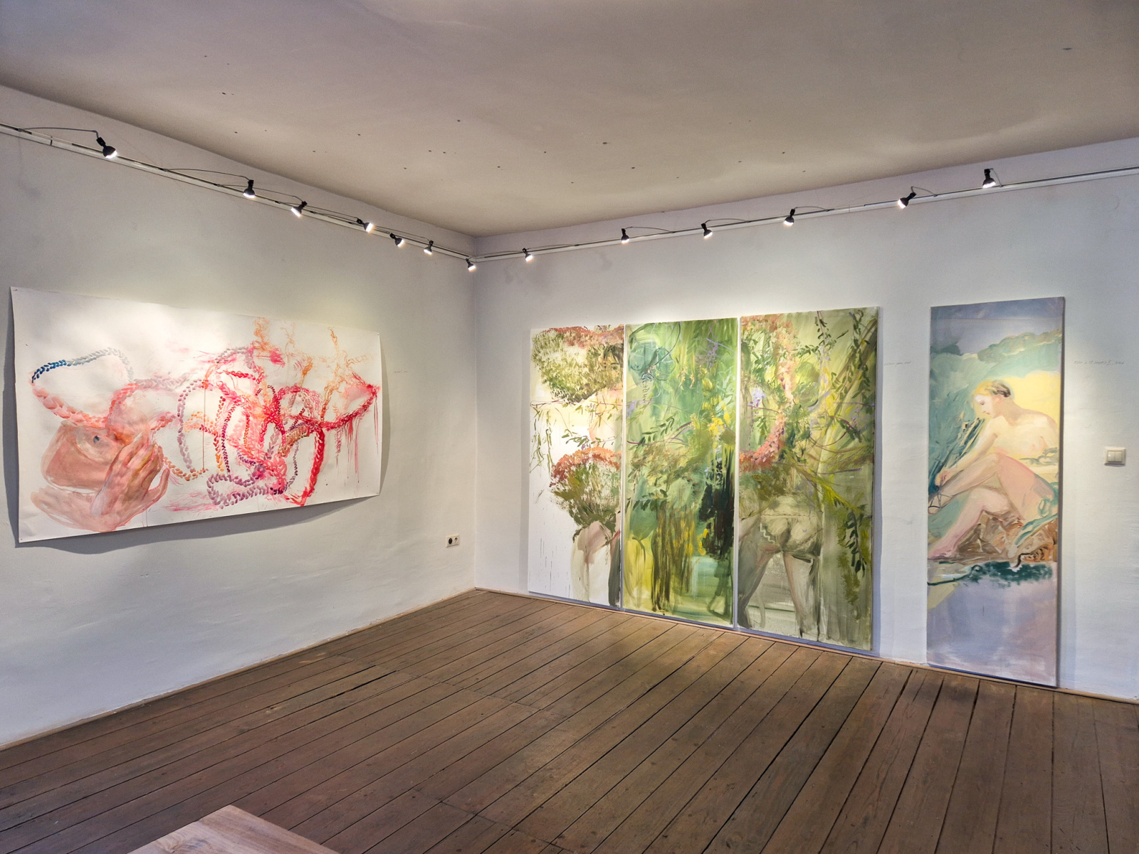 Z výstavy Jana Farmanová: Rieka vlasov, 2026, Schemnitz gallery, Banská Štiavnica. Diela zľava: Jana Farmanová: Najmladší, 2026, kombinovaná technika na papieri, 214x101 cm; Liečenie jarou, 2026, olej na plátne, 200x240 cm; Echo z 18. storočia II, 2026, olej na plátne, 80x200 cm (foto: KUNSTARTUM)