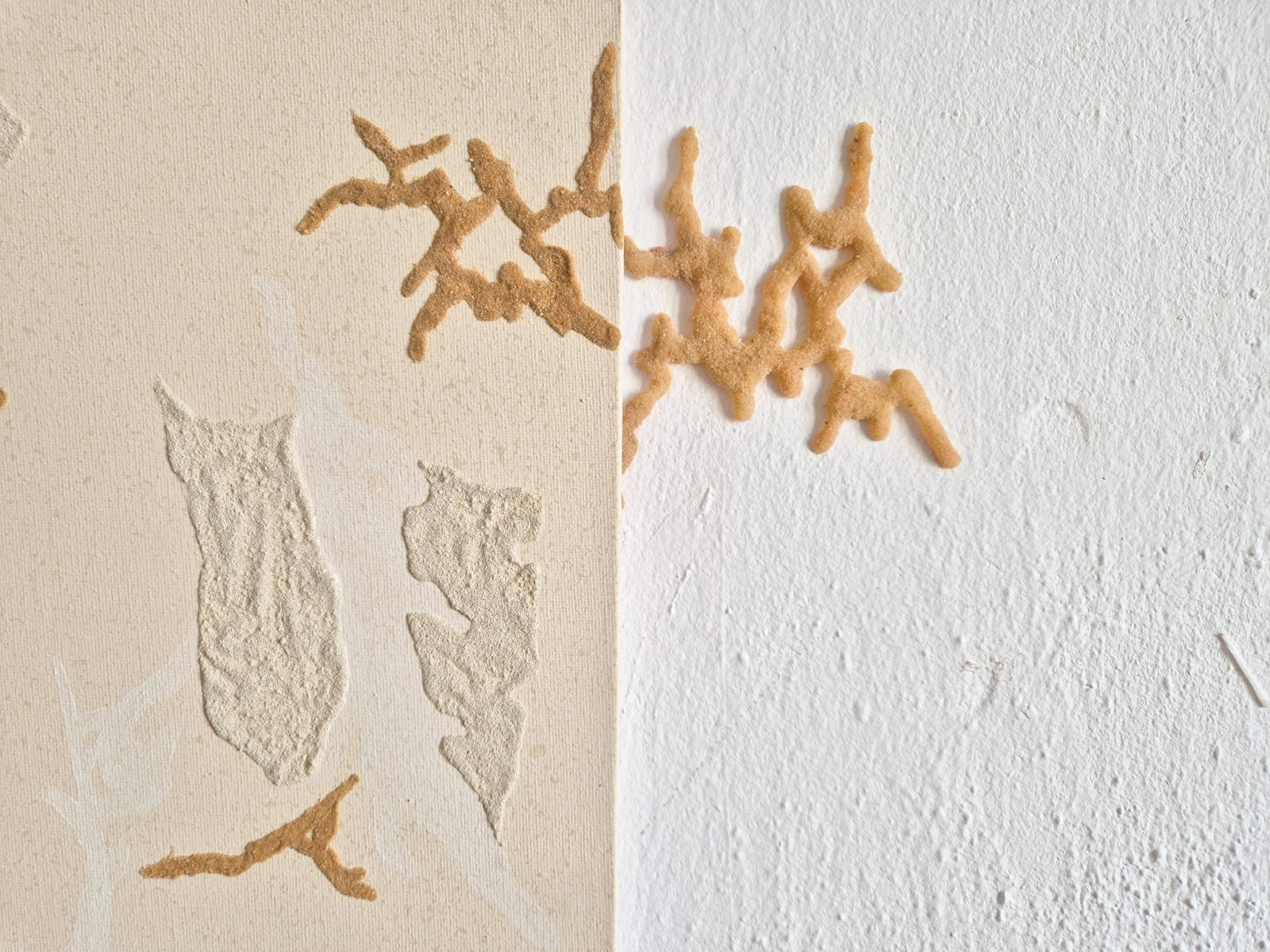 Lucia Žitnayová: Sediment I., 2026, akryl a piesok na lepenke – detail (foto: KUNSTARTUM)