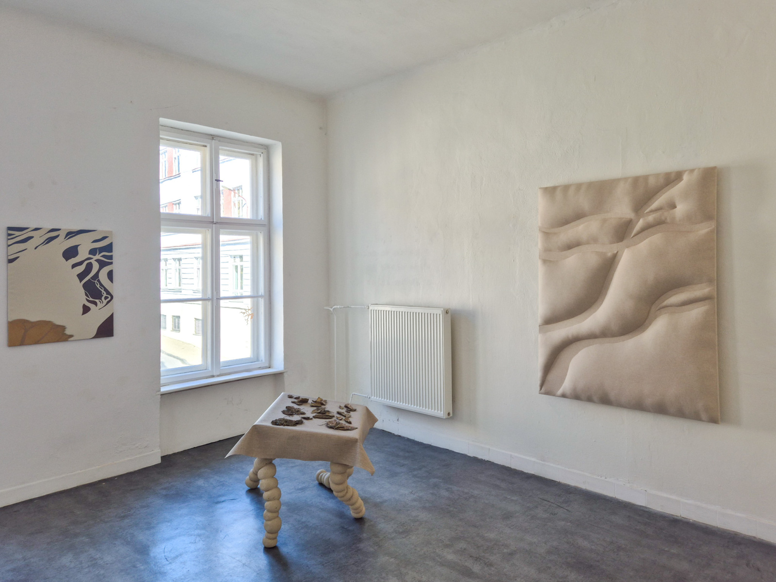 Z výstavy Lucia Žitnayová: Archív dna, 2026, Rozkvet gallery, Banská Bystrica (foto: KUNSTARTUM)