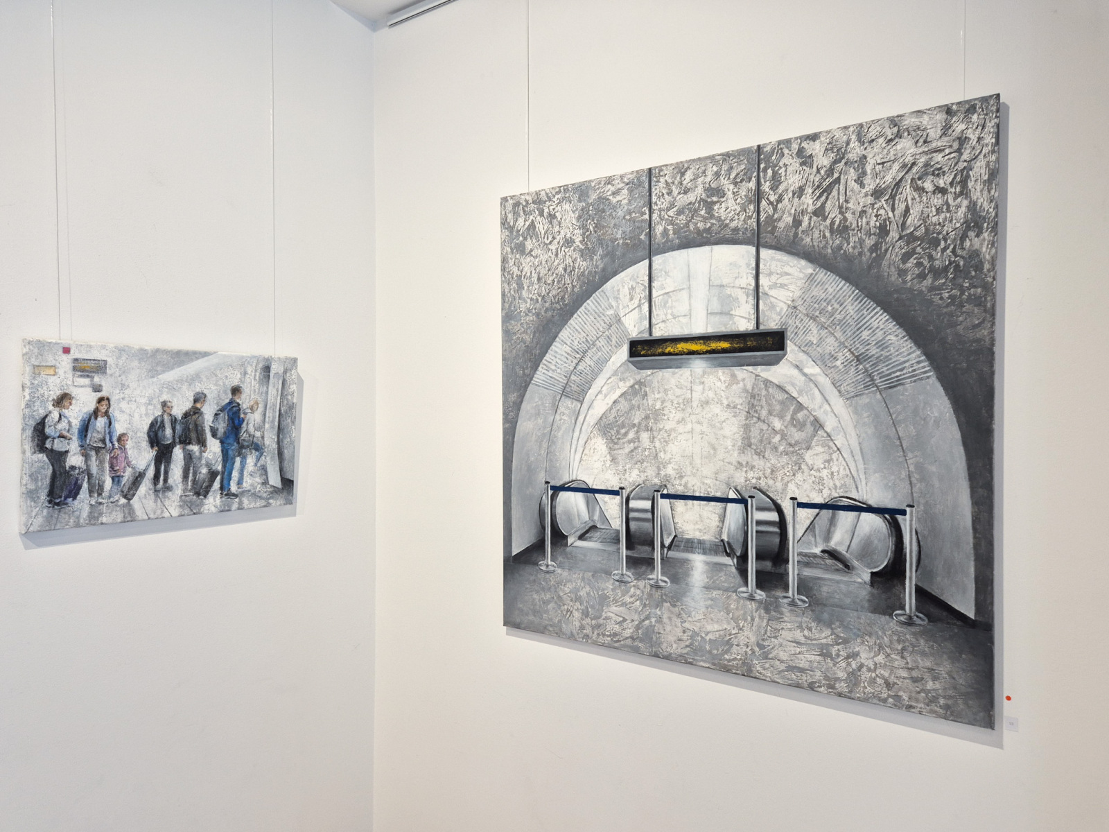 Zľava: Marek Jarotta: Nástup, 2026, akryl na plátne, 55x35 cm; Out of service, 2026, akrylový transfer a akryl na plátne, 100x100 cm (foto: KUNSTARTUM)